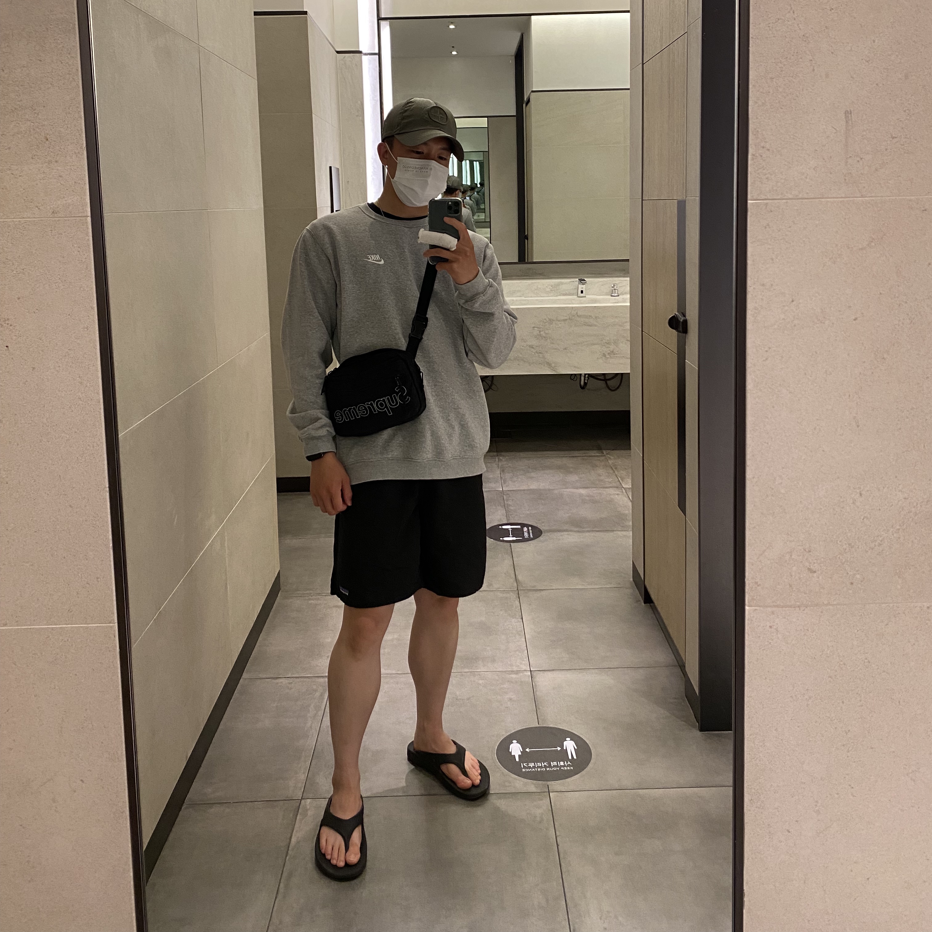 Oofos OOriginal Black, Supreme Shoulder Bag Black - 18FW 착용 스타일