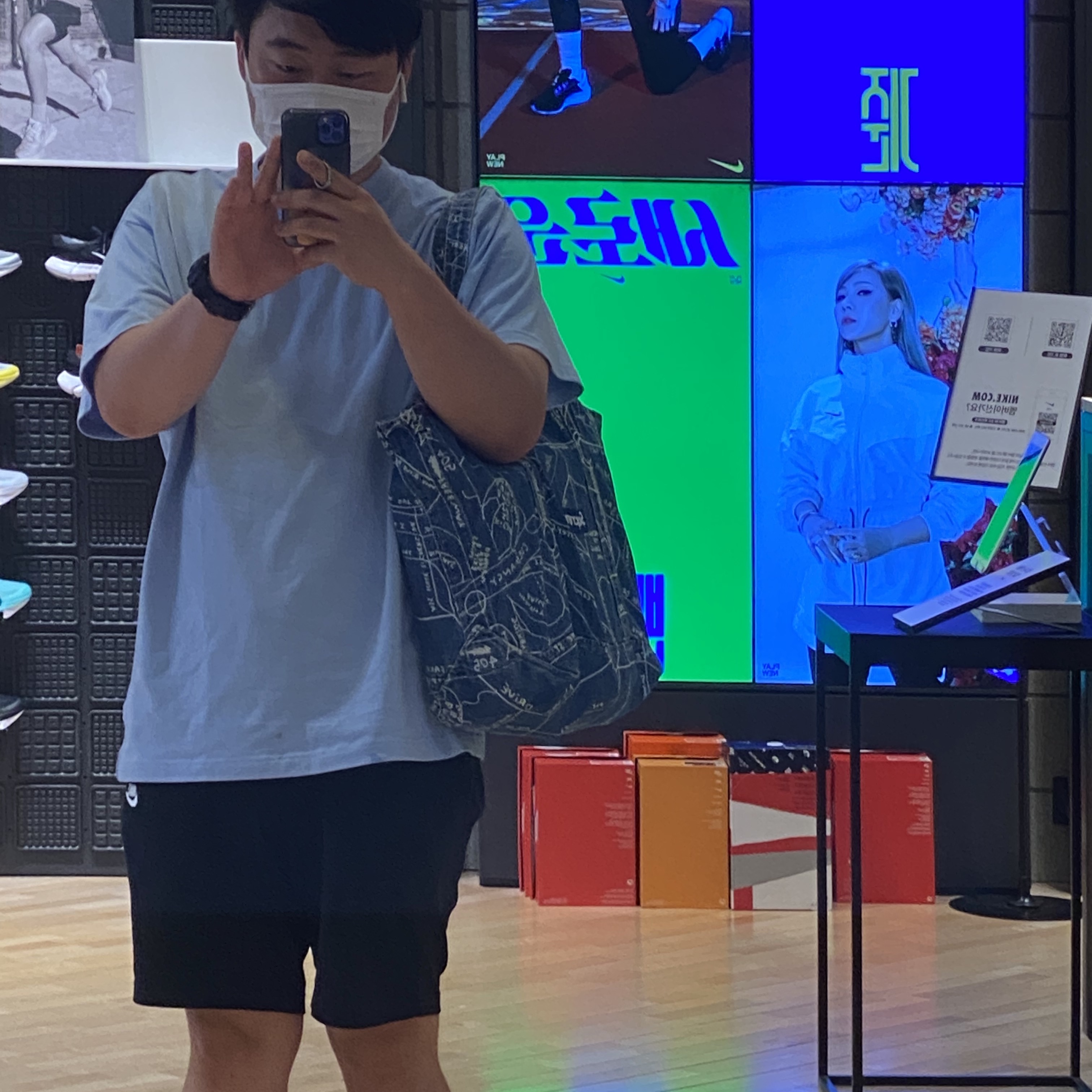 Jordan 4 Retro University Blue, Nike NRG Solo Swoosh T-Shirt Psychic Blue - Asia 착용 스타일 - 2