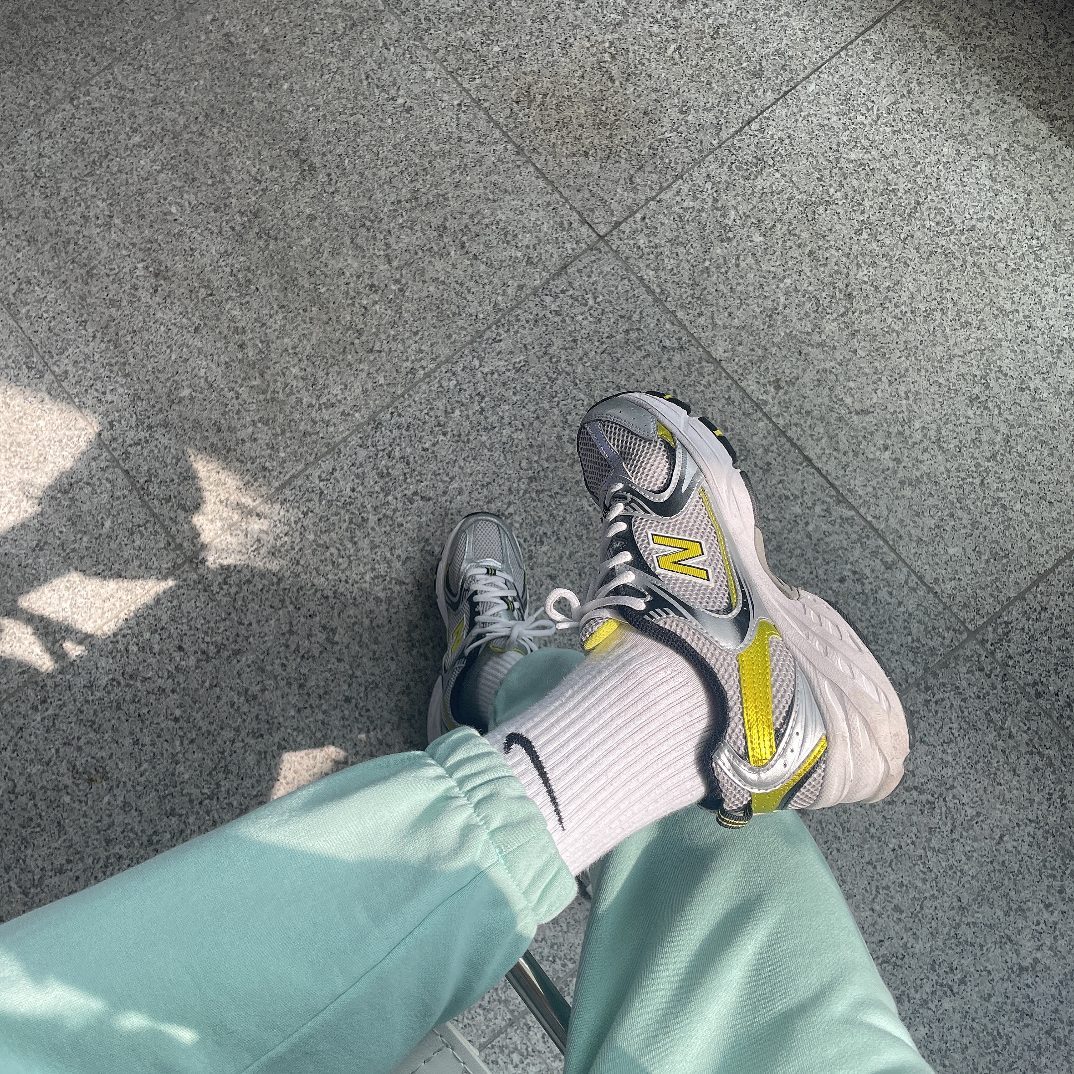 New Balance 530 Silver 착용 스타일 - 2