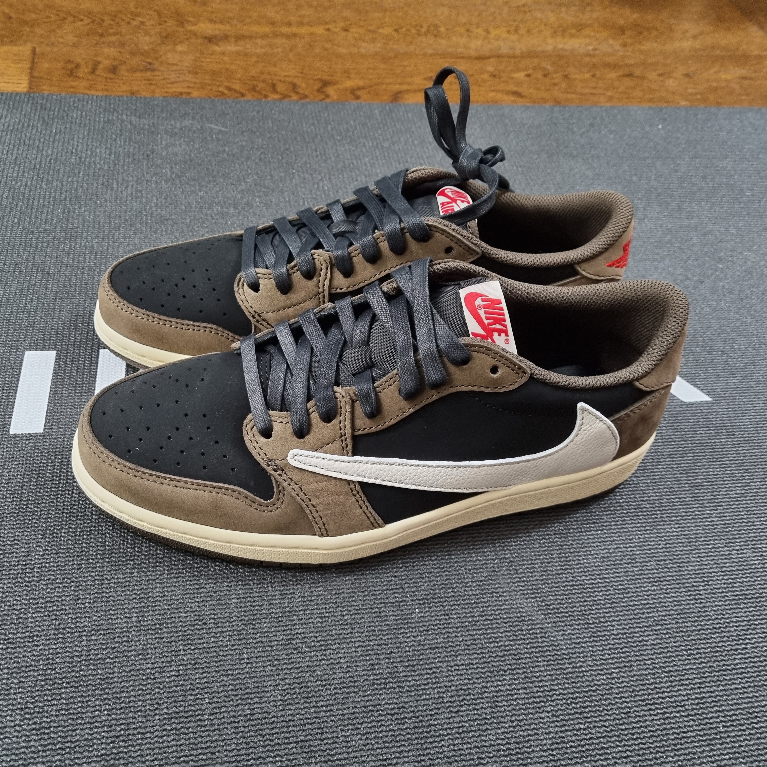 Jordan 1 x Travis Scott Retro Low OG SP Mocha 착용 스타일