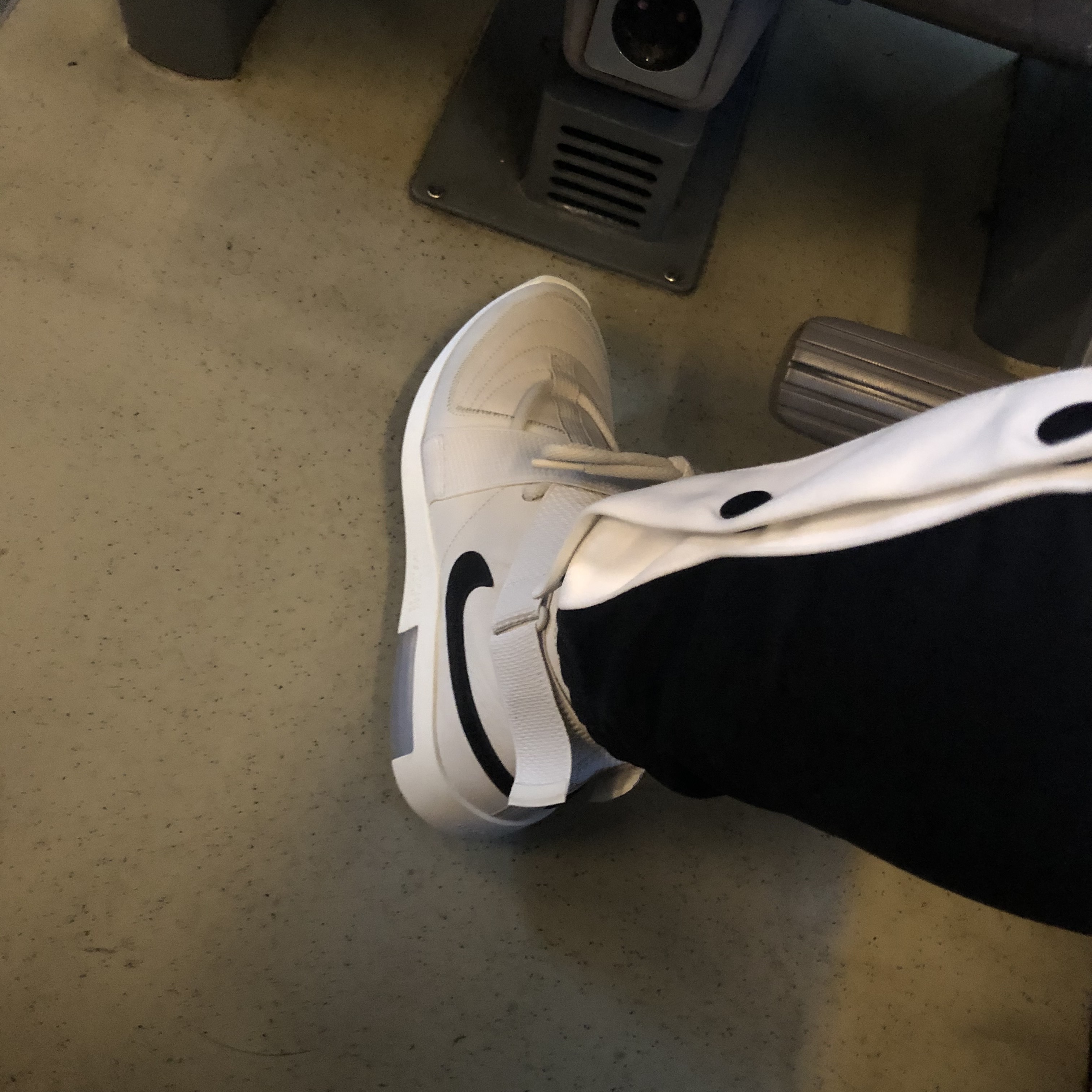 Nike x Fear of God Air Fear of God Raid Light Bone 착용 스타일