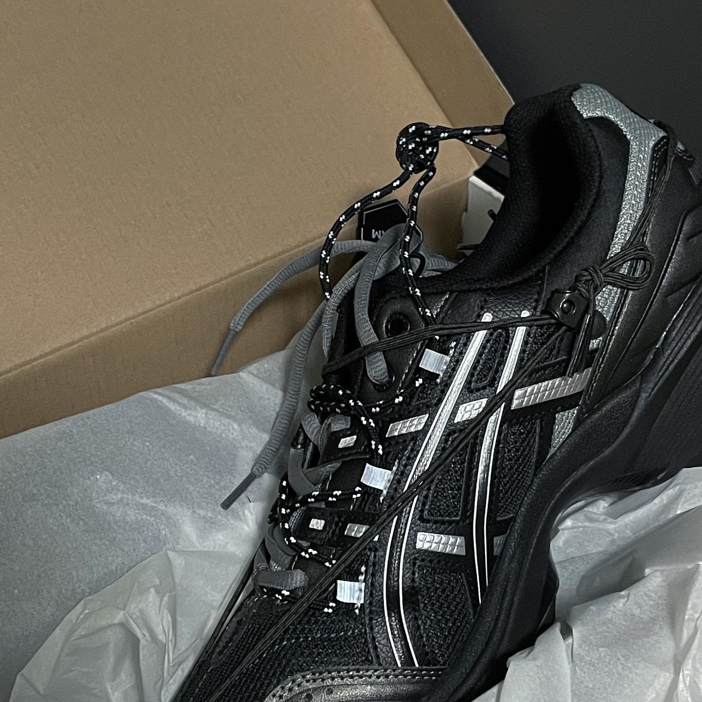 Asics x Andersson Bell Gel-1090 Black Silver 착용 스타일 - 2