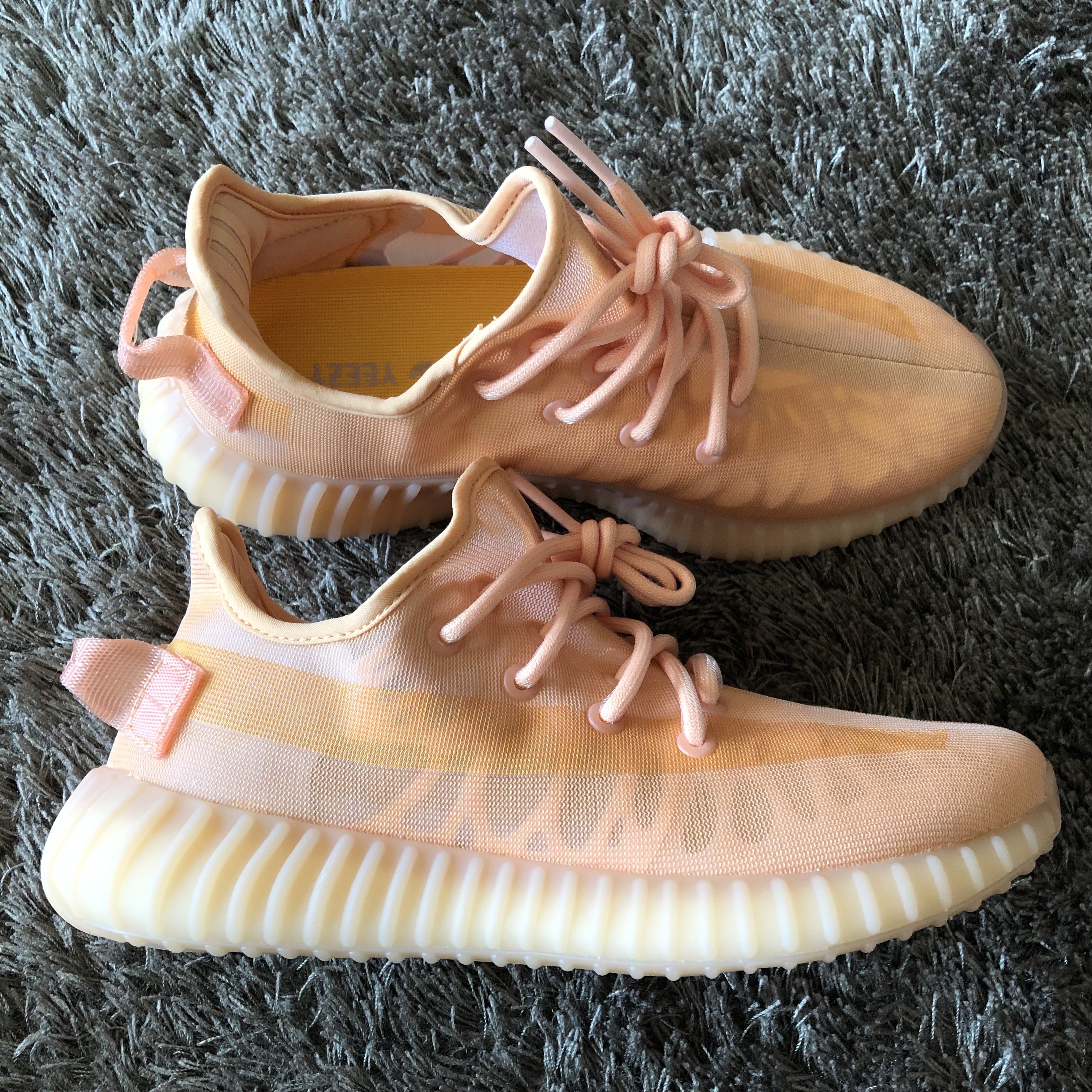 Adidas Yeezy Boost 350 V2 Mono Clay 착용 스타일 - 3