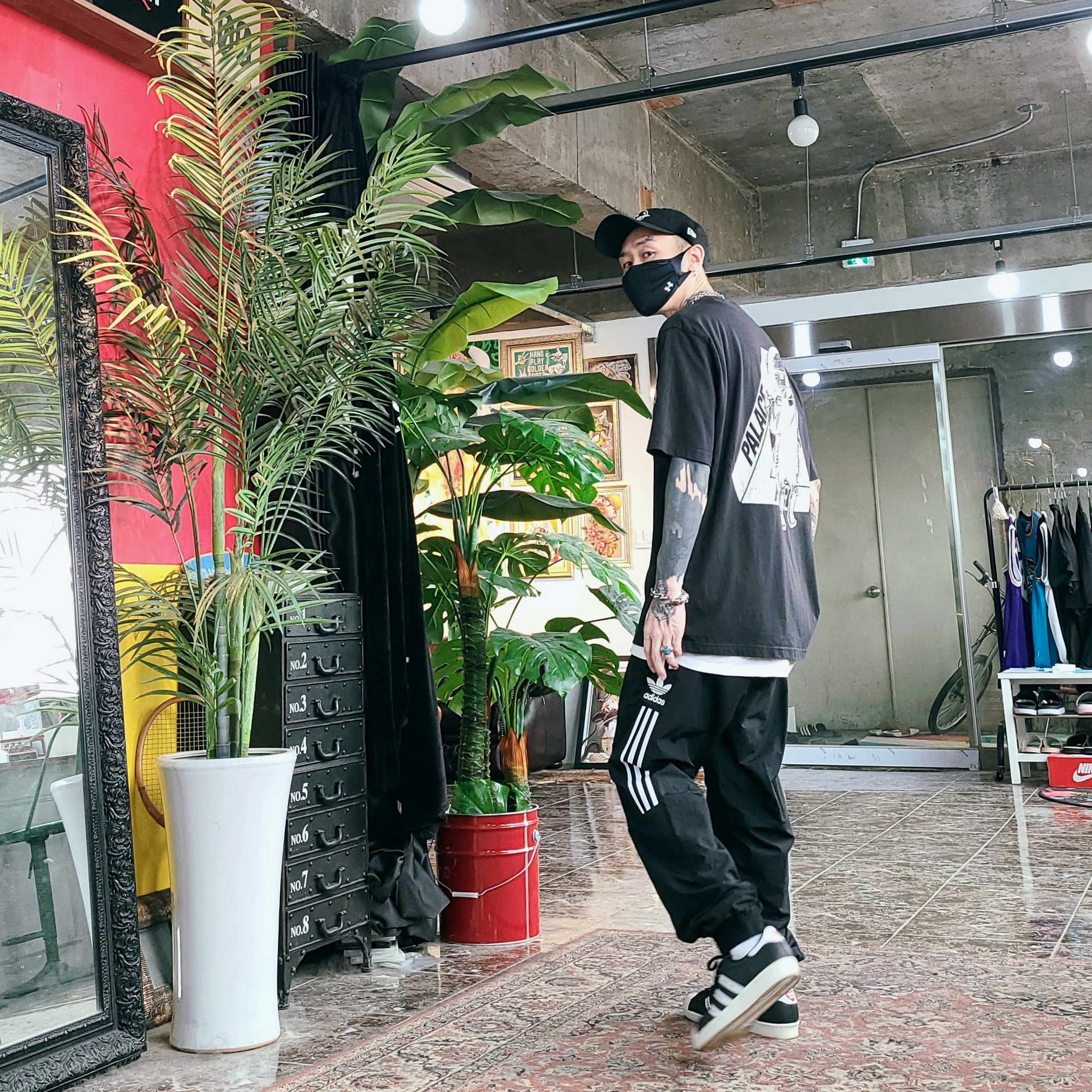 Palace U Figure T-Shirt Black - 19FW, Adidas x Human Made Superstar Black White 착용 스타일 - 1