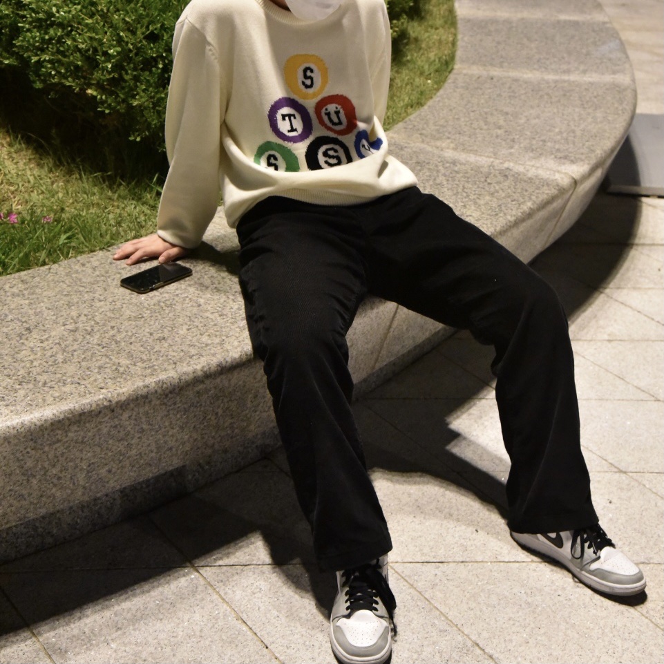 Jordan 1 Mid Light Smoke Grey, Stussy Billiard Sweater Natural 착용 스타일