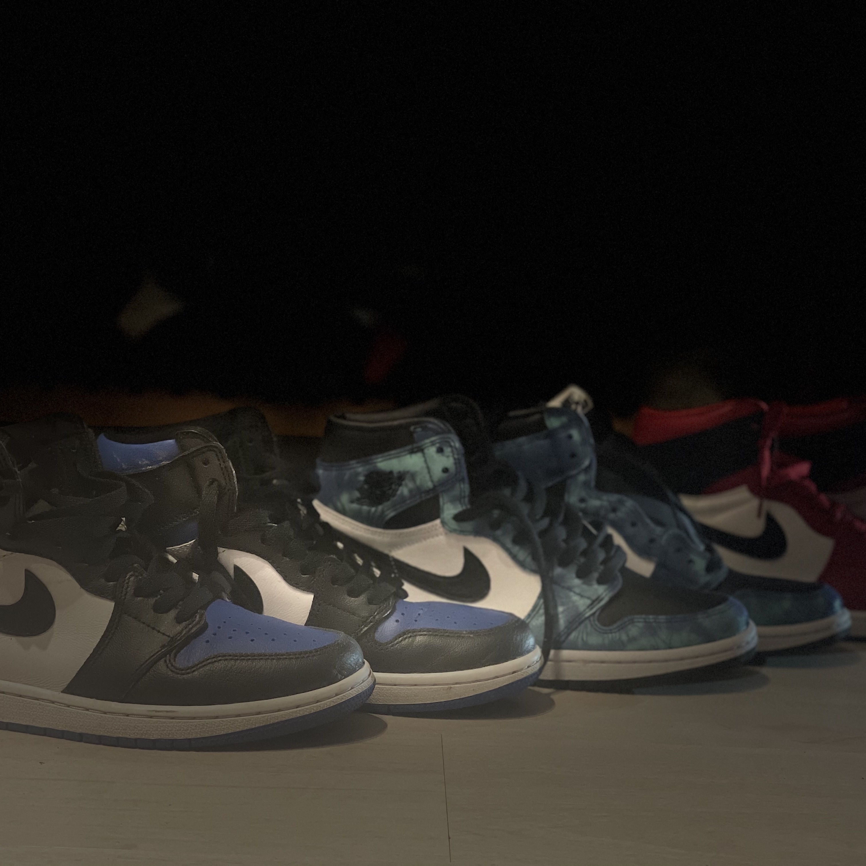 (W) Jordan 1 Retro High Tie-Dye, (W) Jordan 1 Retro High Satin Red 착용 스타일