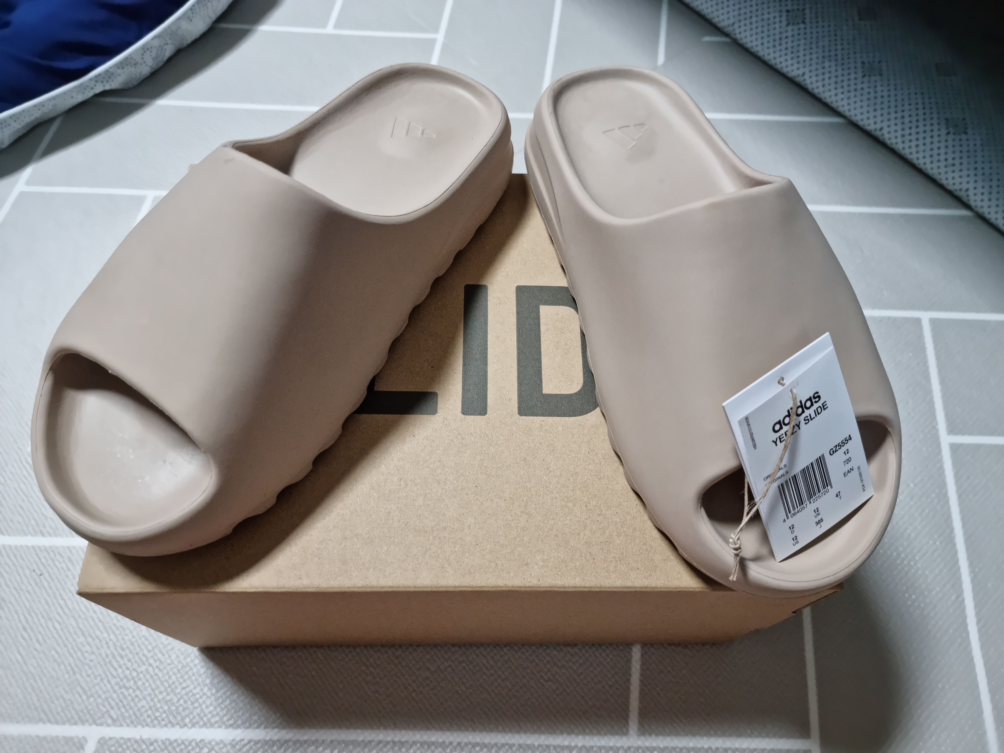 Adidas Yeezy Slide Pure 착용 스타일