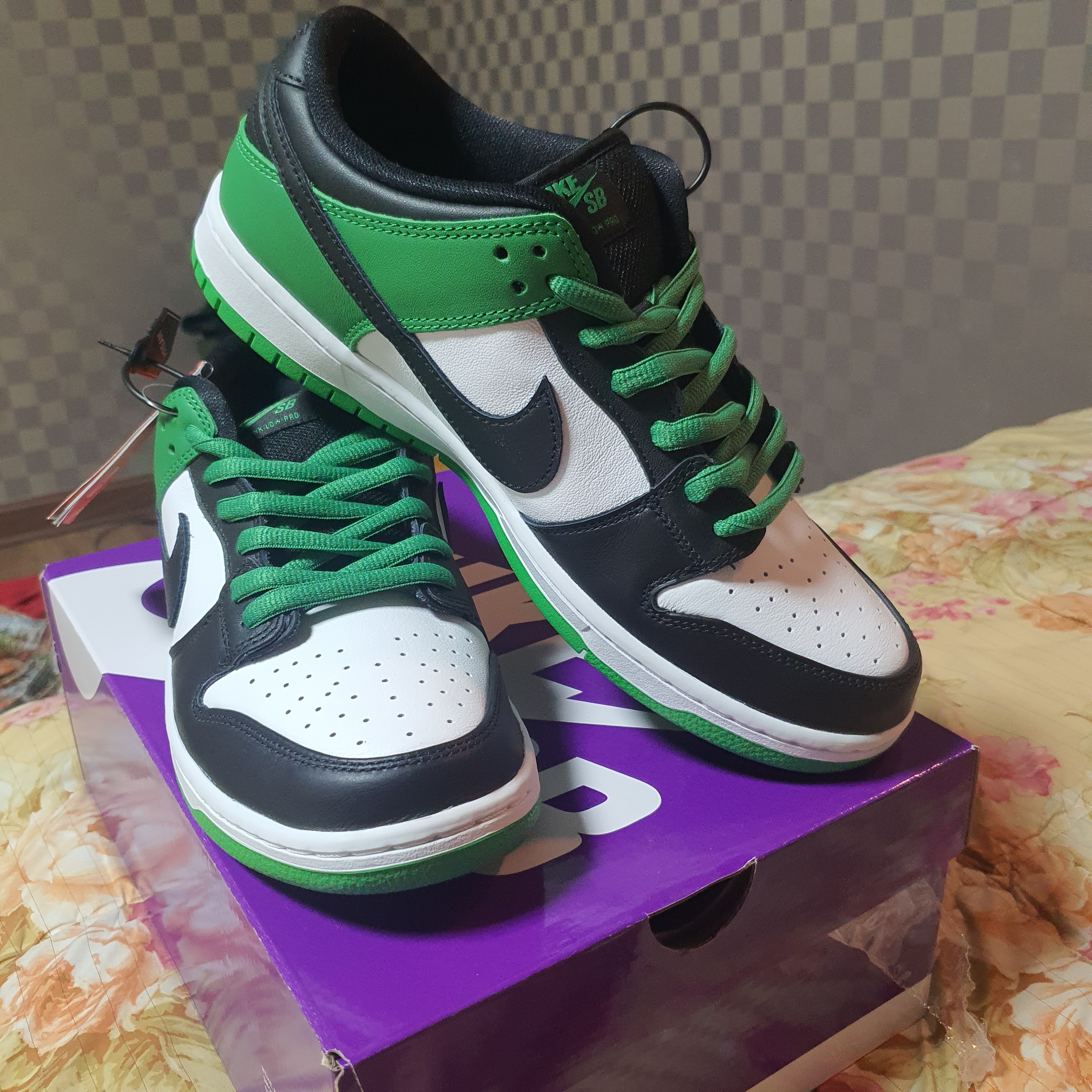 Nike SB Dunk Low Pro Black and Classic Green 착용 스타일 - 2