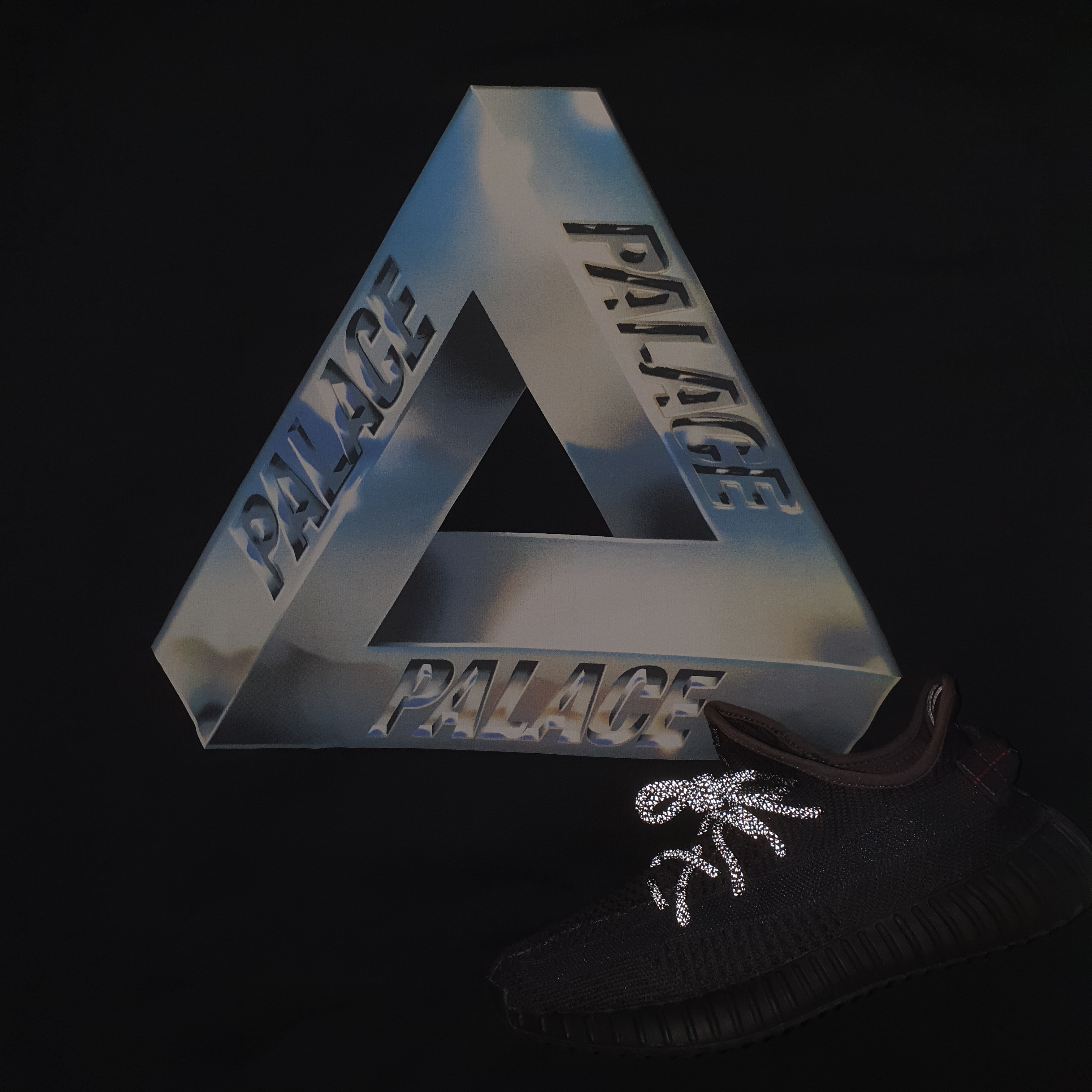 Palace Tri-Chrome Hood Black - 21SS, Adidas Yeezy Boost 350 V2 Black - Non-Reflective 착용 스타일