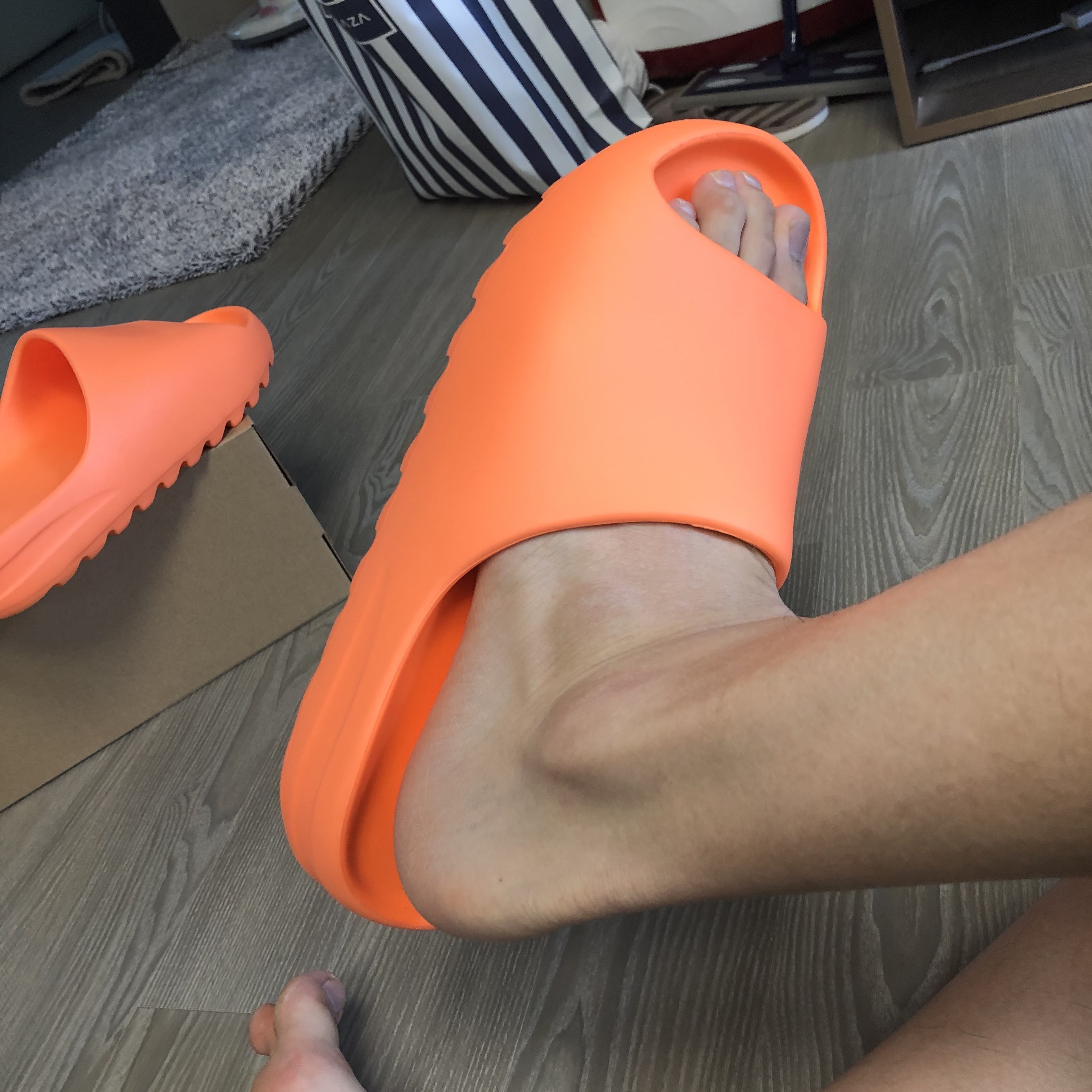 Adidas Yeezy Slide Enflame Orange 착용 스타일 - 3