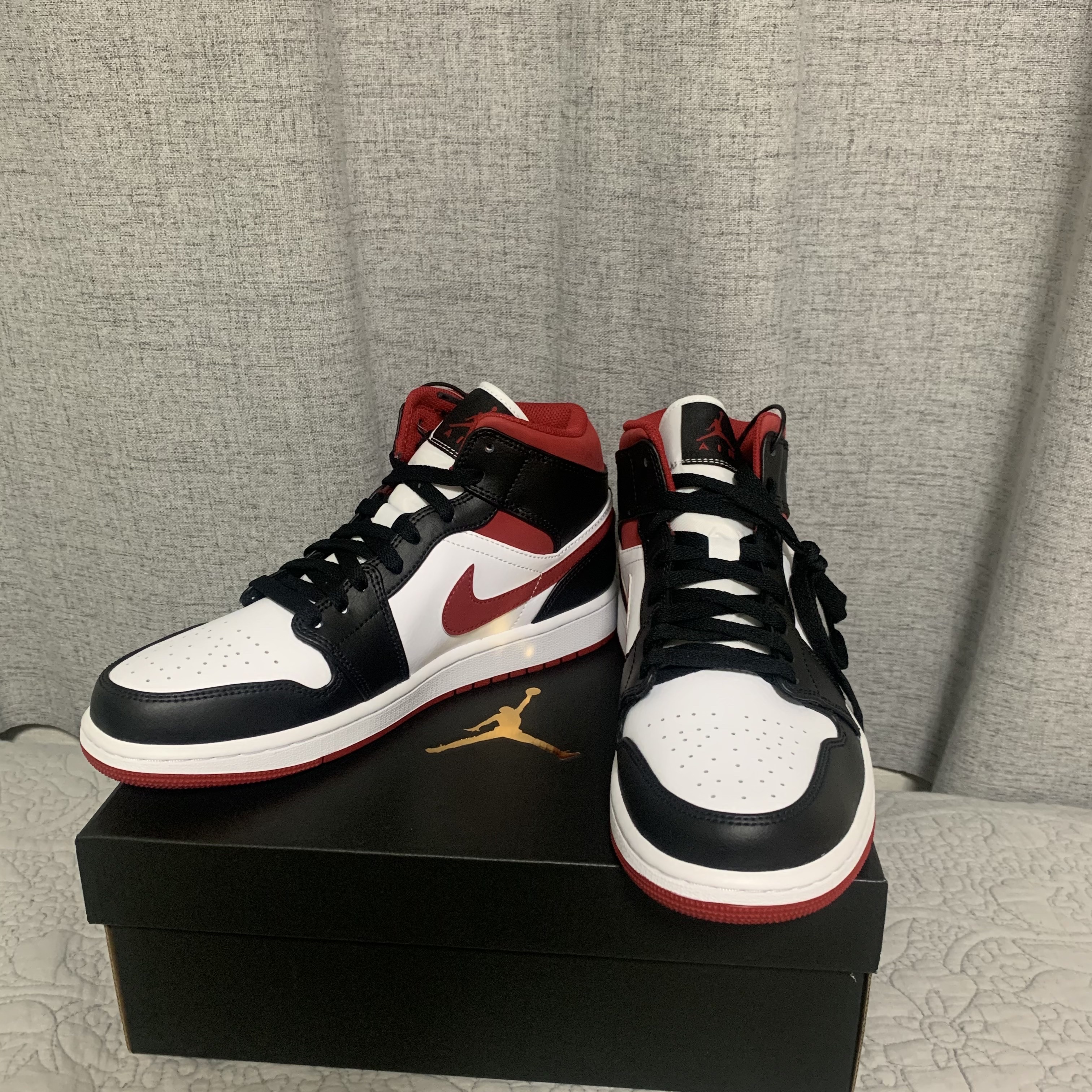 Jordan 1 Mid Gym Red Black White 착용 스타일
