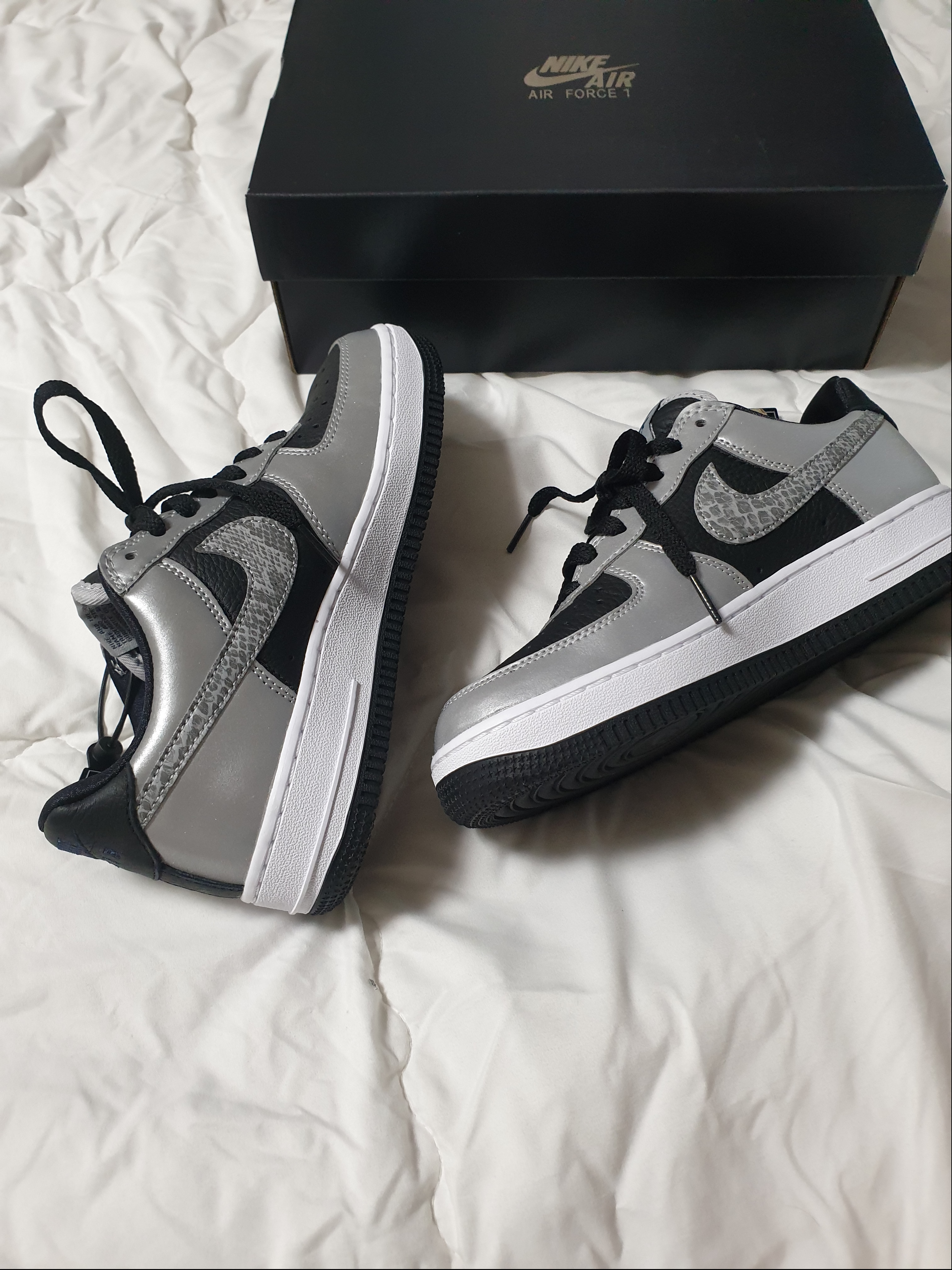 Nike Air Force 1 B Silver Snake 착용 스타일 - 3