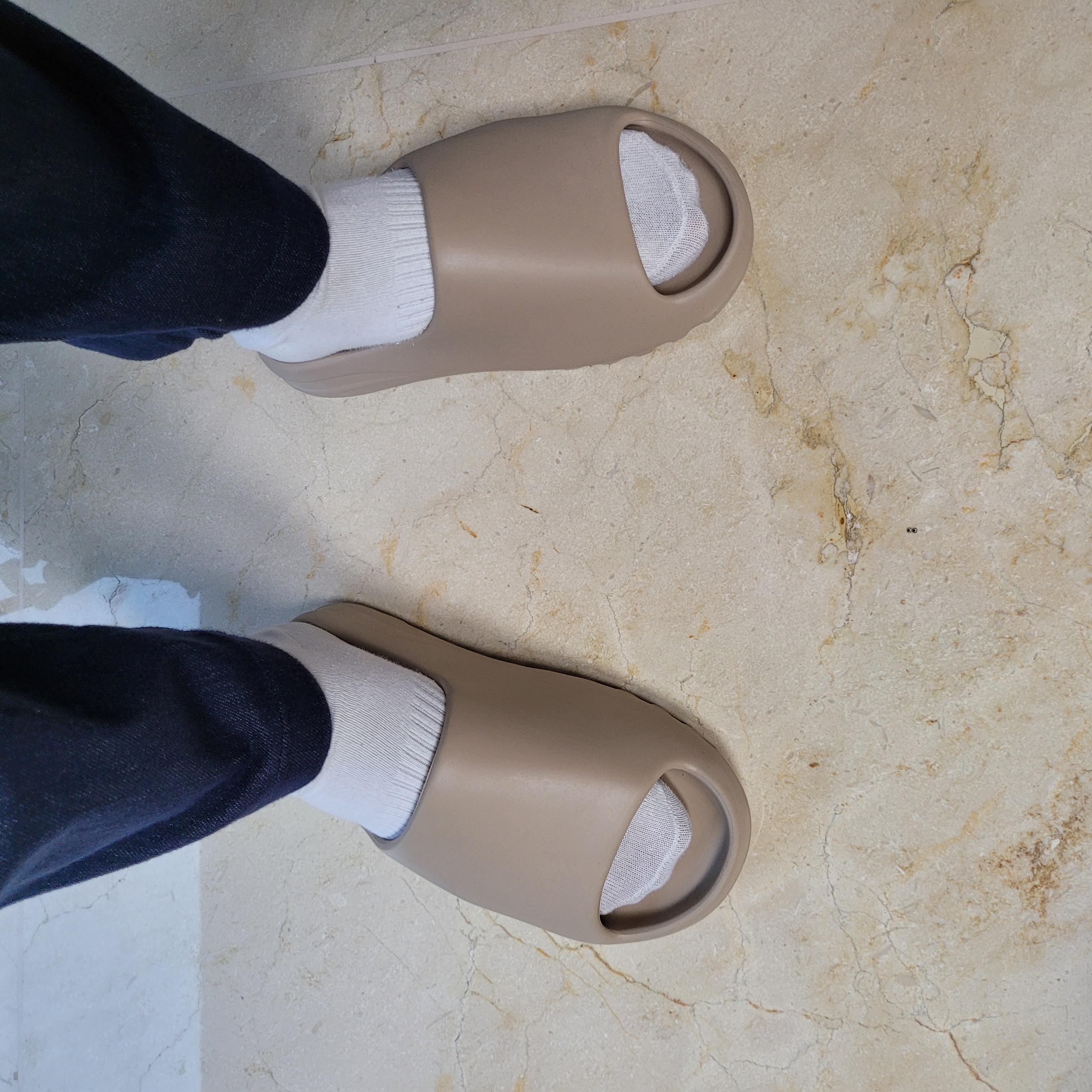 Adidas Yeezy Slide Pure 착용 스타일 - 4