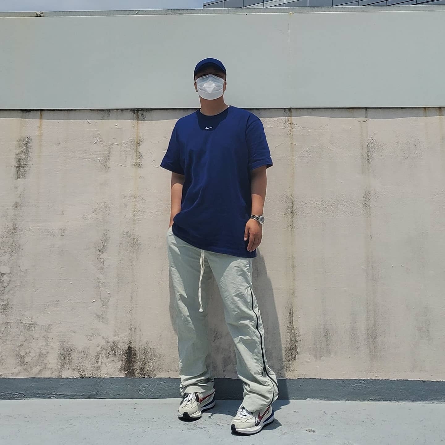 Nike x Sacai VaporWaffle Royal Fuchsia, Nike x Drake Nocta Cardinal Stock Essential Cap Navy 착용 스타일 - 1