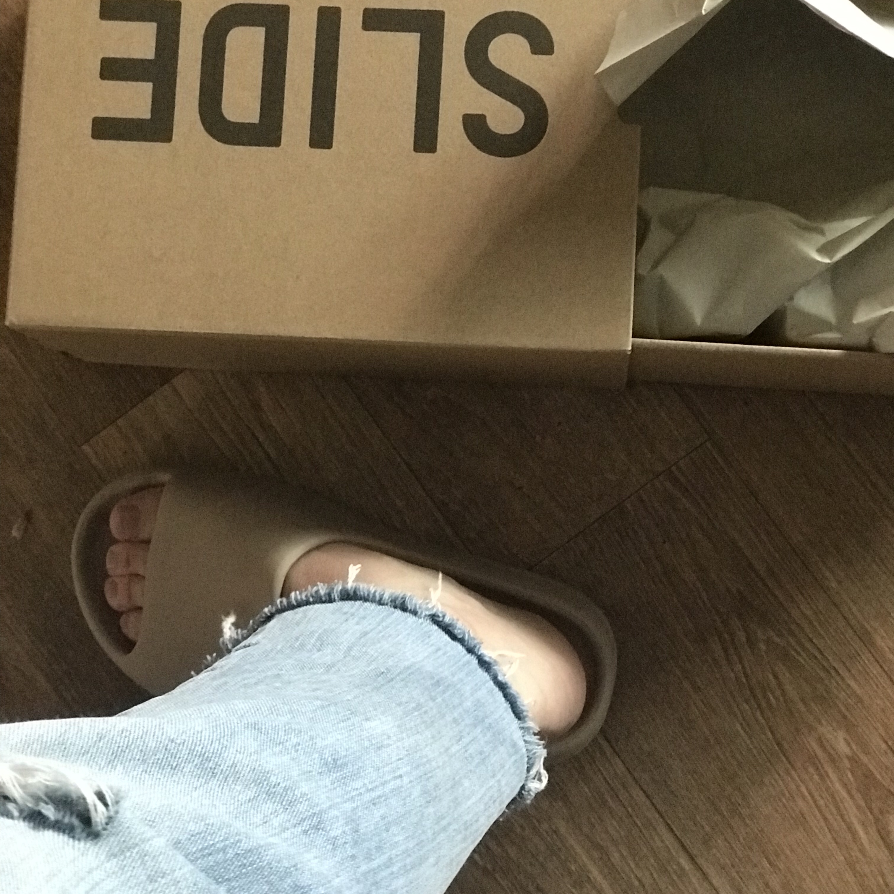 Adidas Yeezy Slide Pure 착용 스타일 - 2
