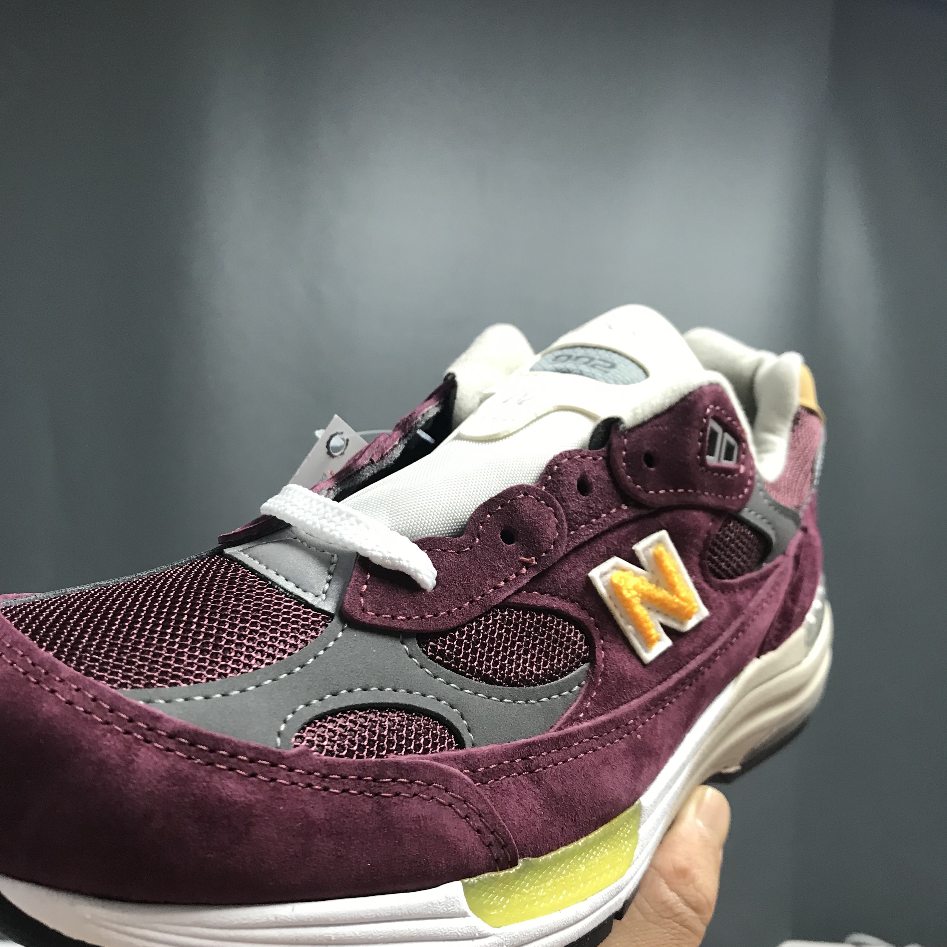 New Balance 992 Made in USA Burgundy Gold 착용 스타일 - 1