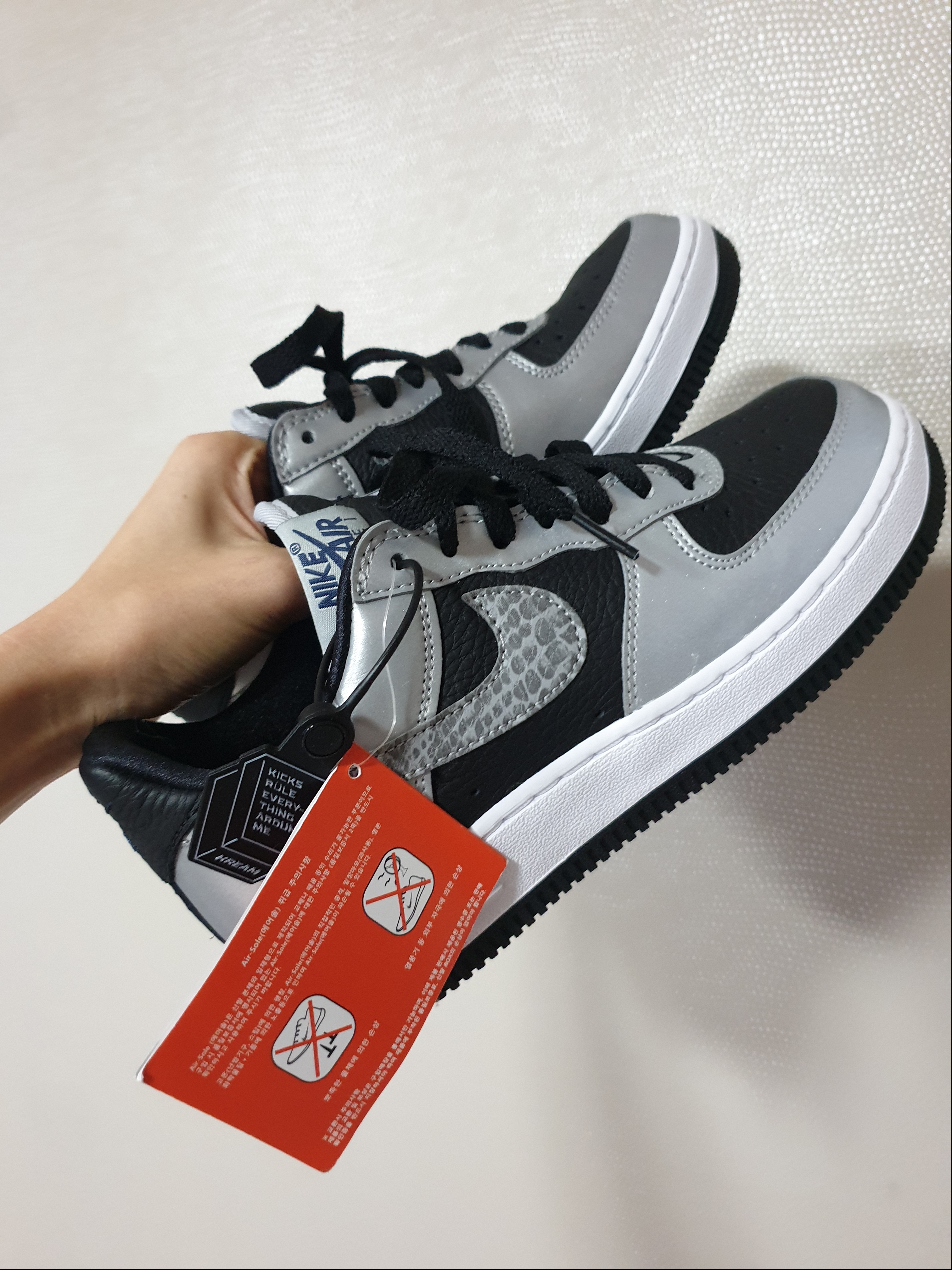 Nike Air Force 1 B Silver Snake 착용 스타일 - 4