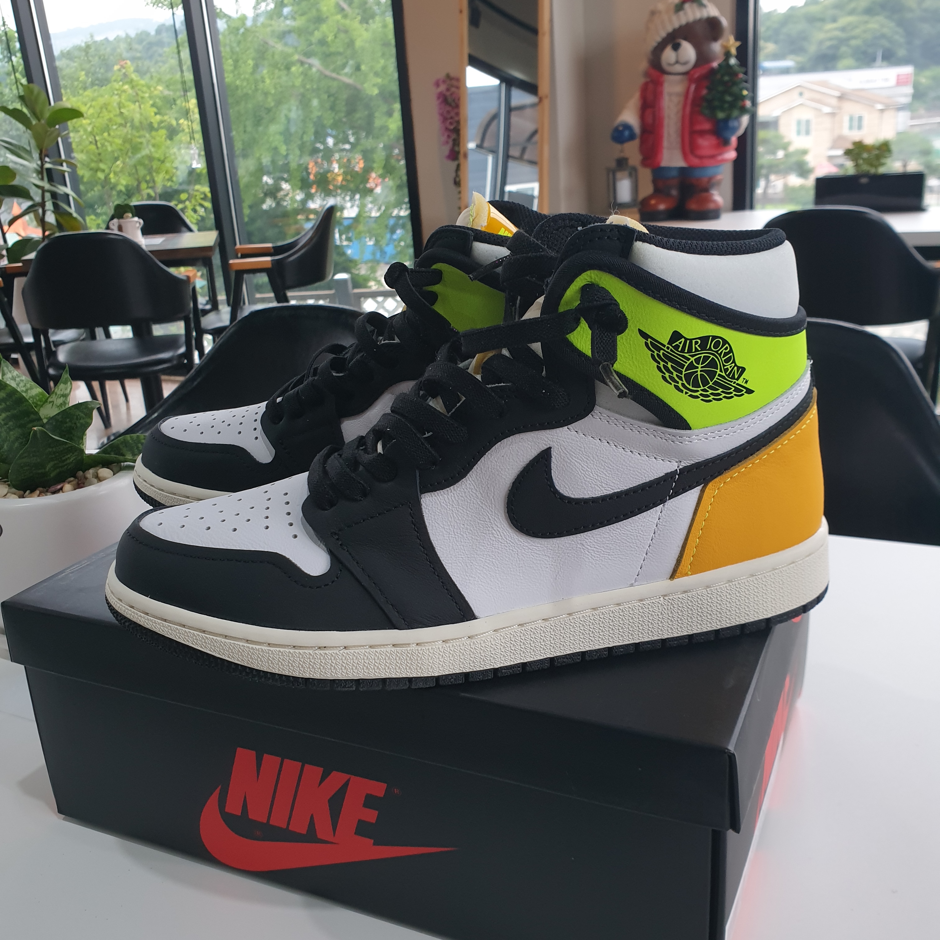 Jordan 1 Retro High OG Volt Gold 착용 스타일 - 1