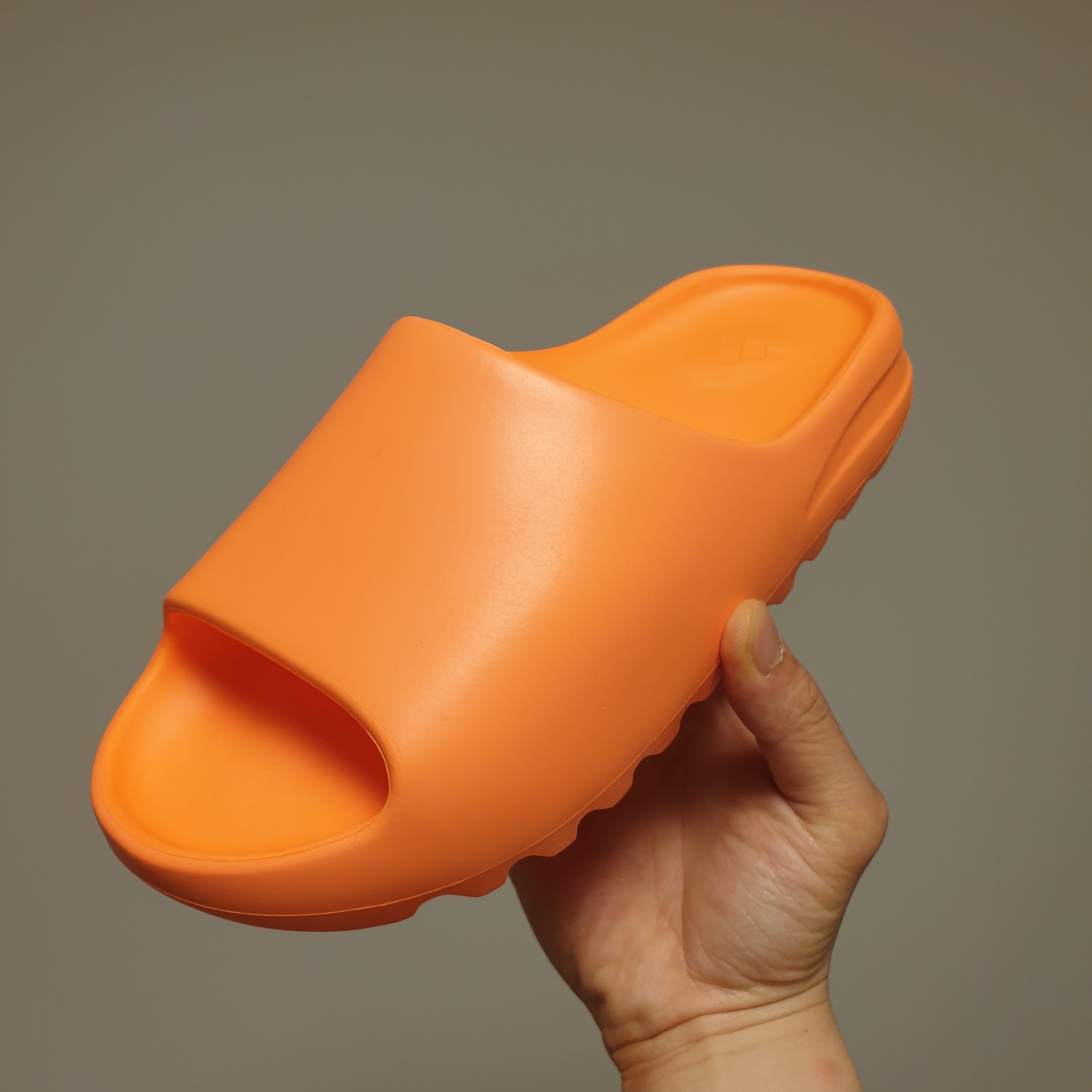 Adidas Yeezy Slide Pure, Adidas Yeezy Slide Enflame Orange 착용 스타일 - 2