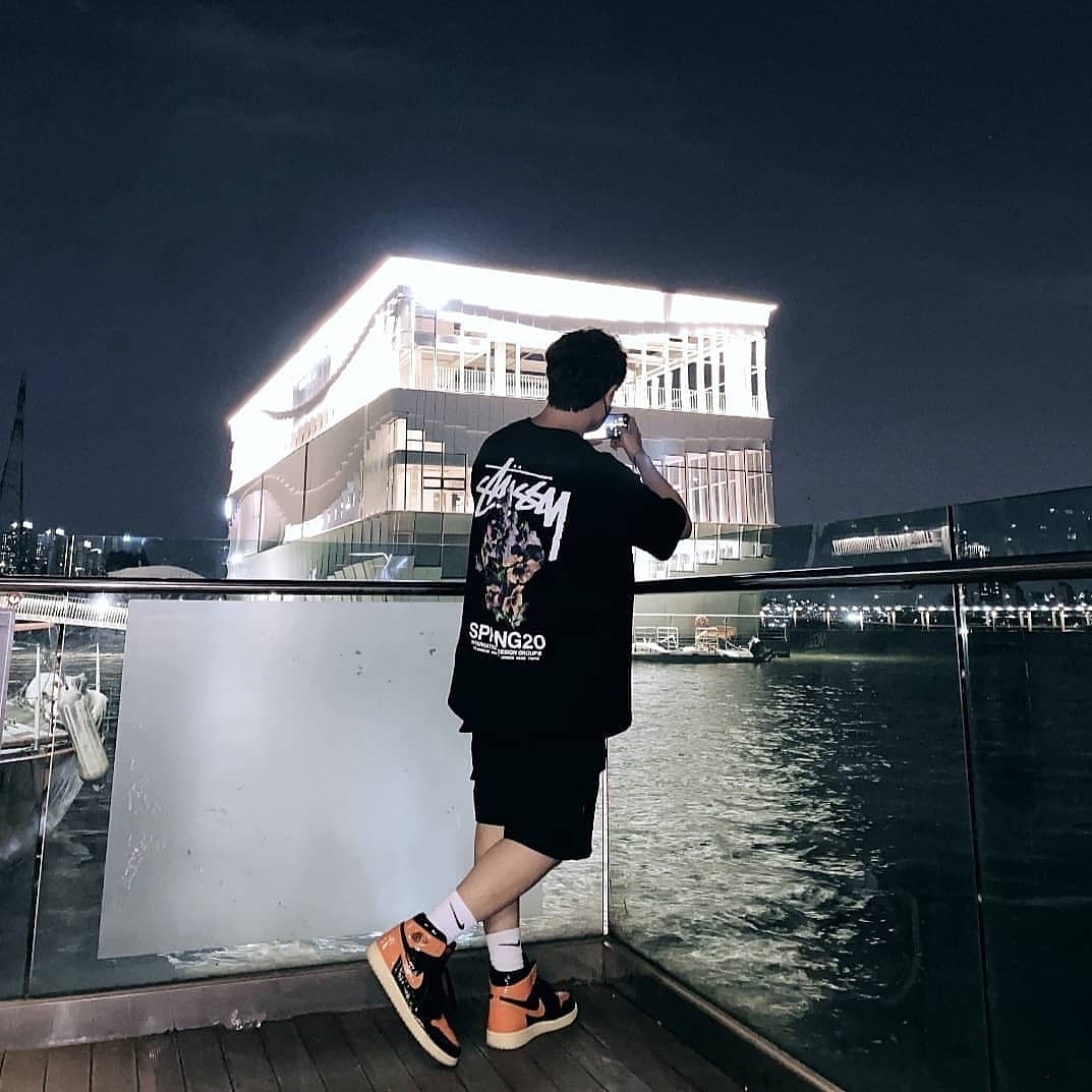 Jordan 1 Retro High Shattered Backboard 3.0, Stussy Bouquet T-Shirt Black 착용 스타일 - 2