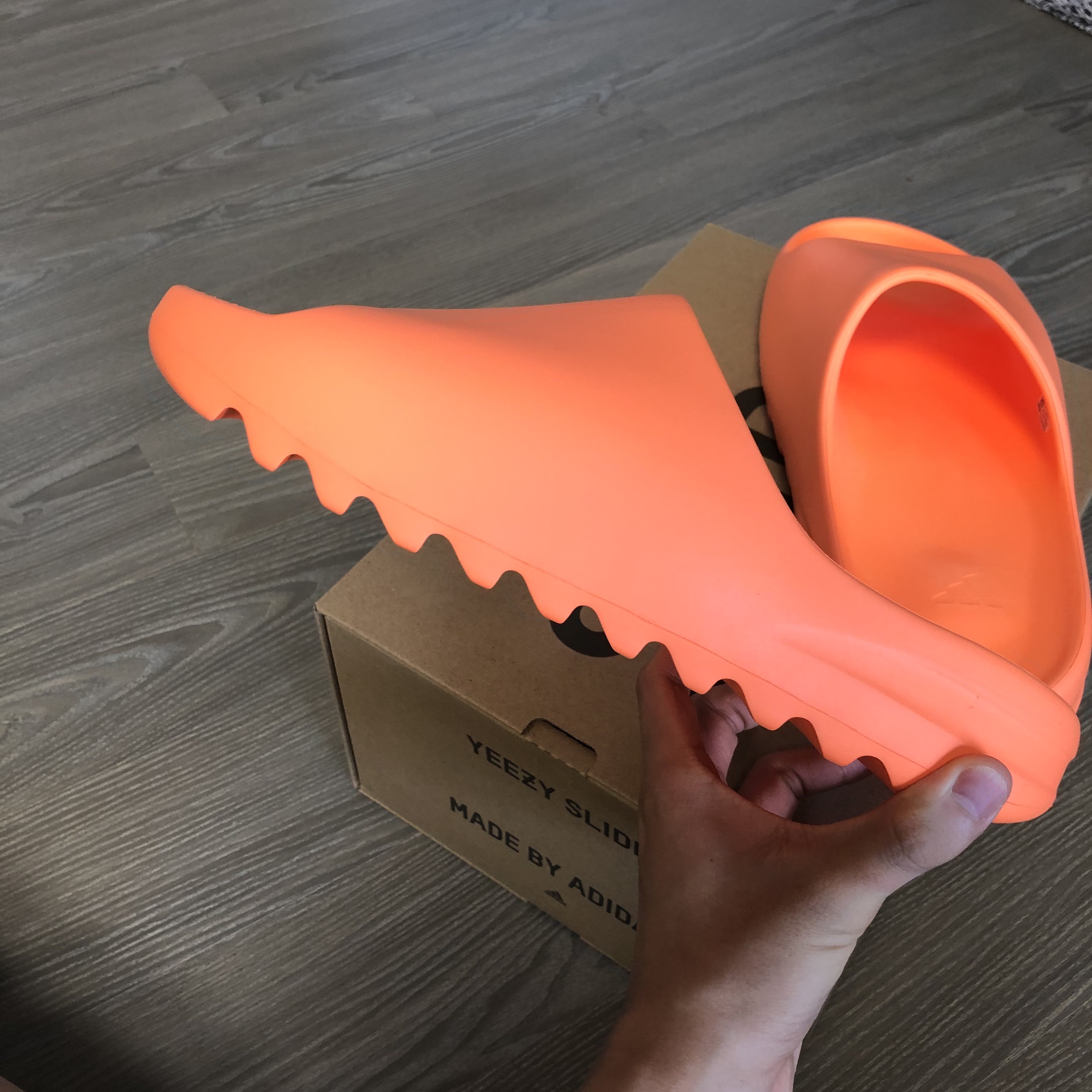 Adidas Yeezy Slide Enflame Orange 착용 스타일 - 5