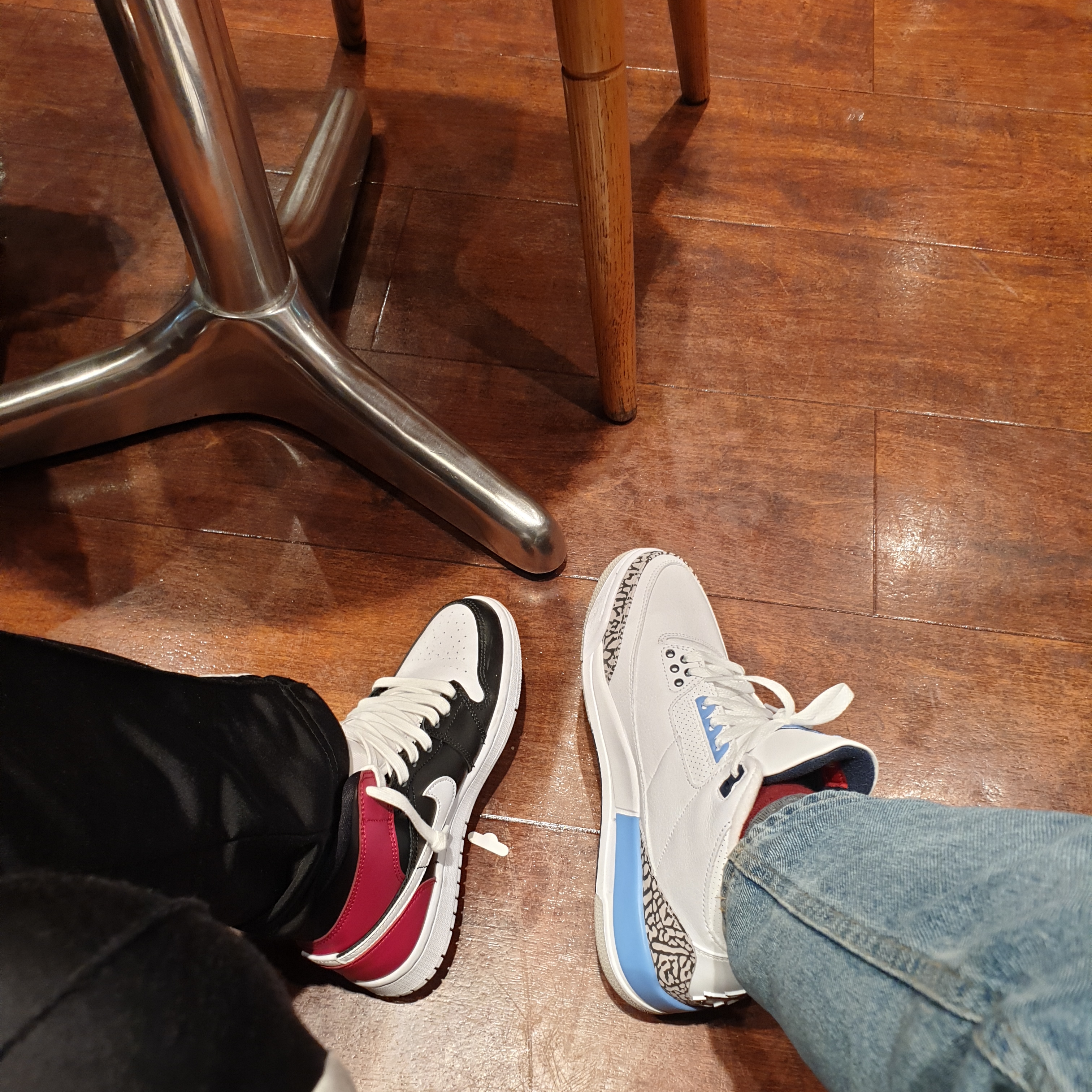 Jordan 3 Retro UNC 2020, (W) Jordan 1 Mid Noble Red 착용 스타일
