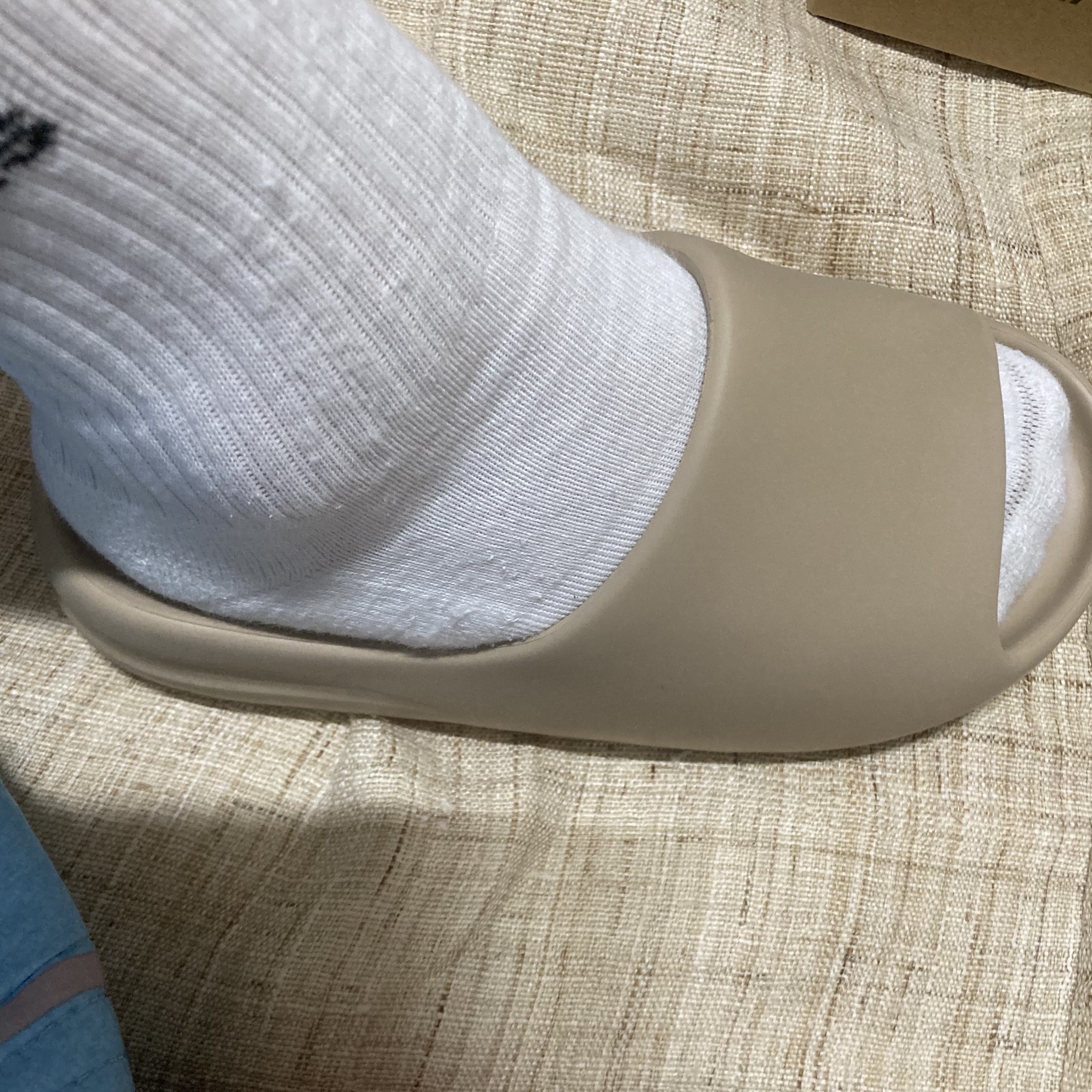 Adidas Yeezy Slide Pure 착용 스타일 - 2