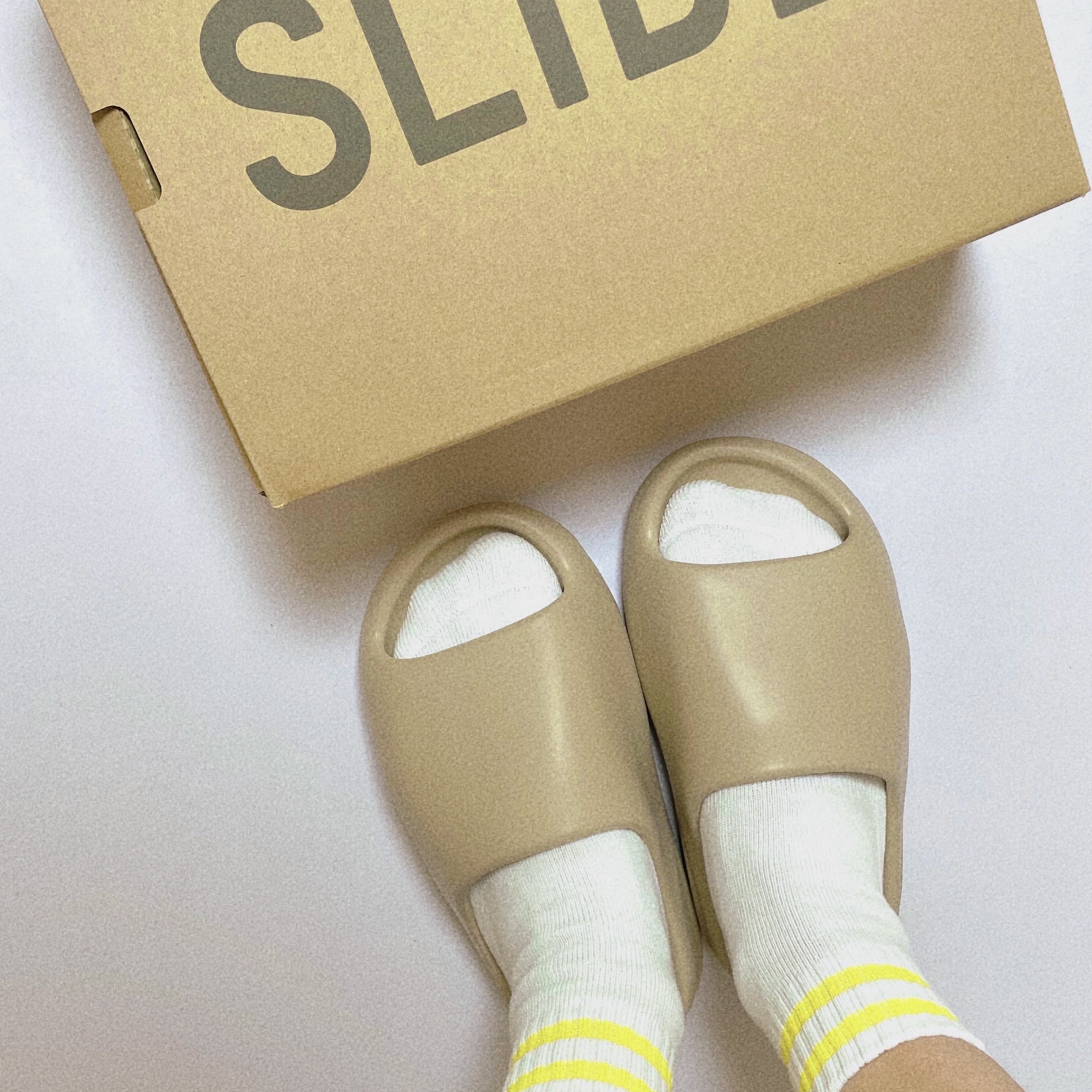 Adidas Yeezy Slide Pure 착용 스타일 - 1