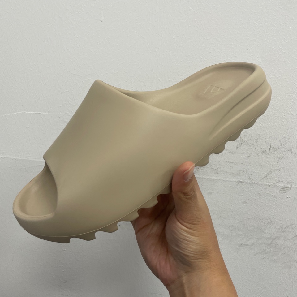 Adidas Yeezy Slide Pure 착용 스타일