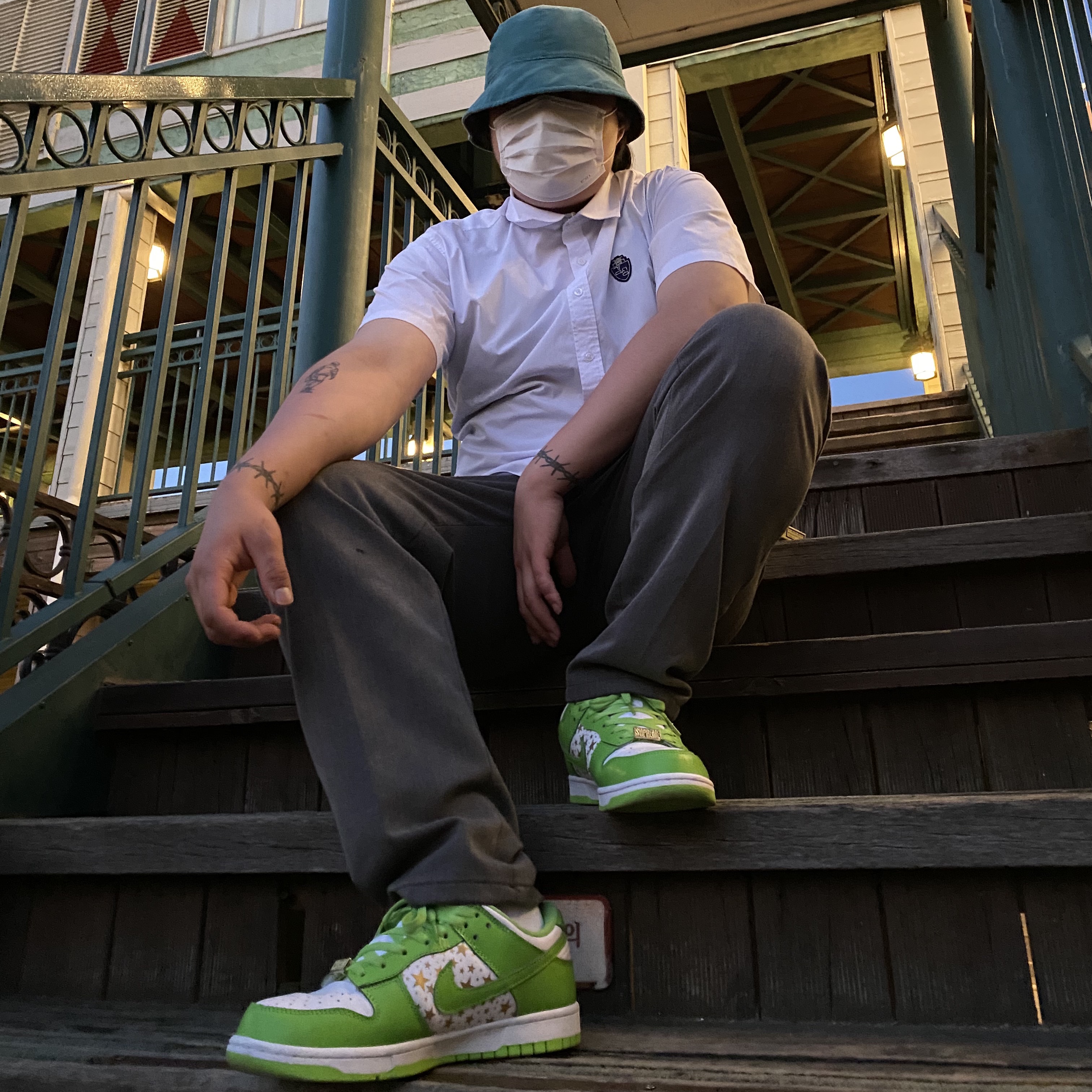 Nike x Supreme SB Dunk Low Mean Green 착용 스타일 - 1