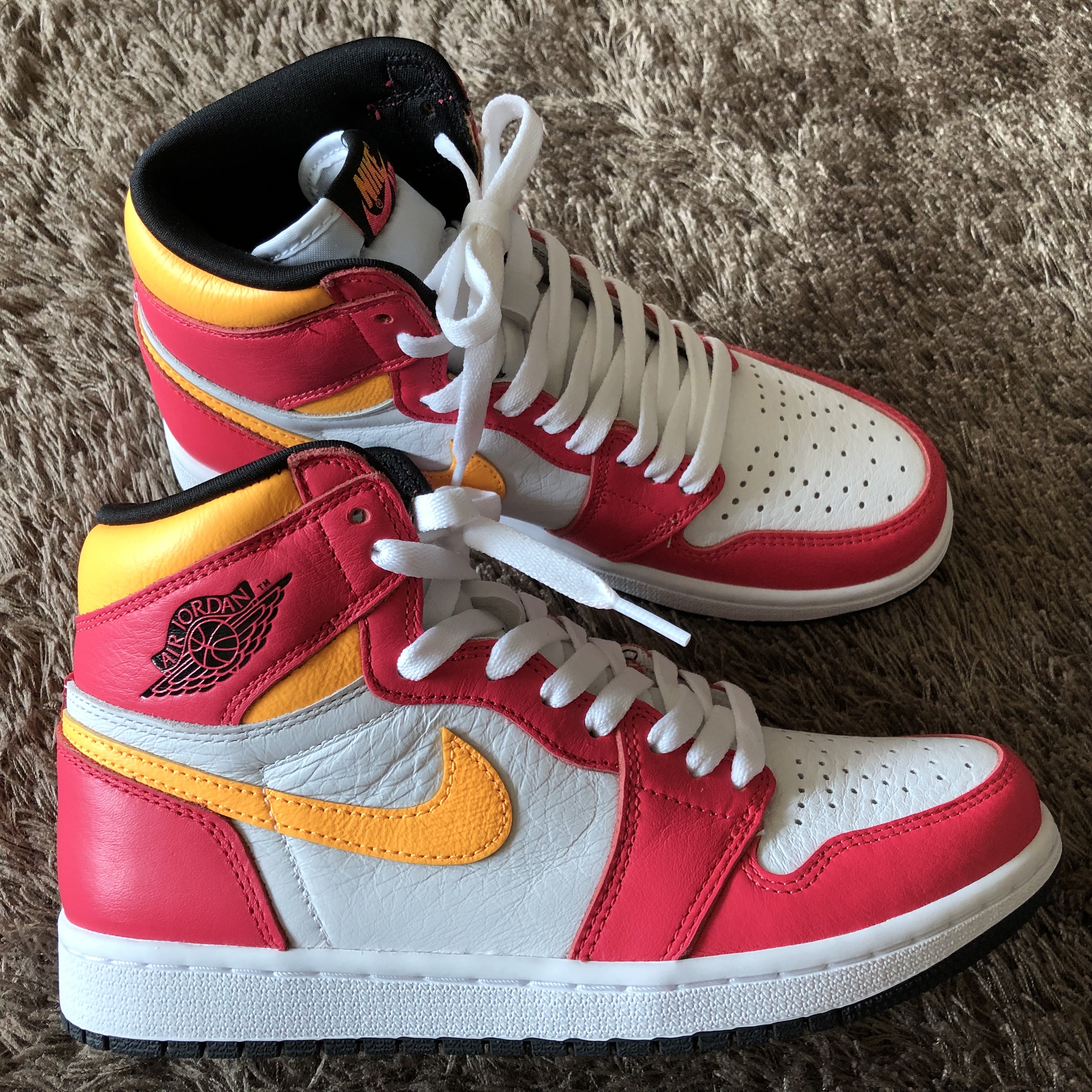 Jordan 1 Retro High OG Light Fusion Red 착용 스타일 - 3