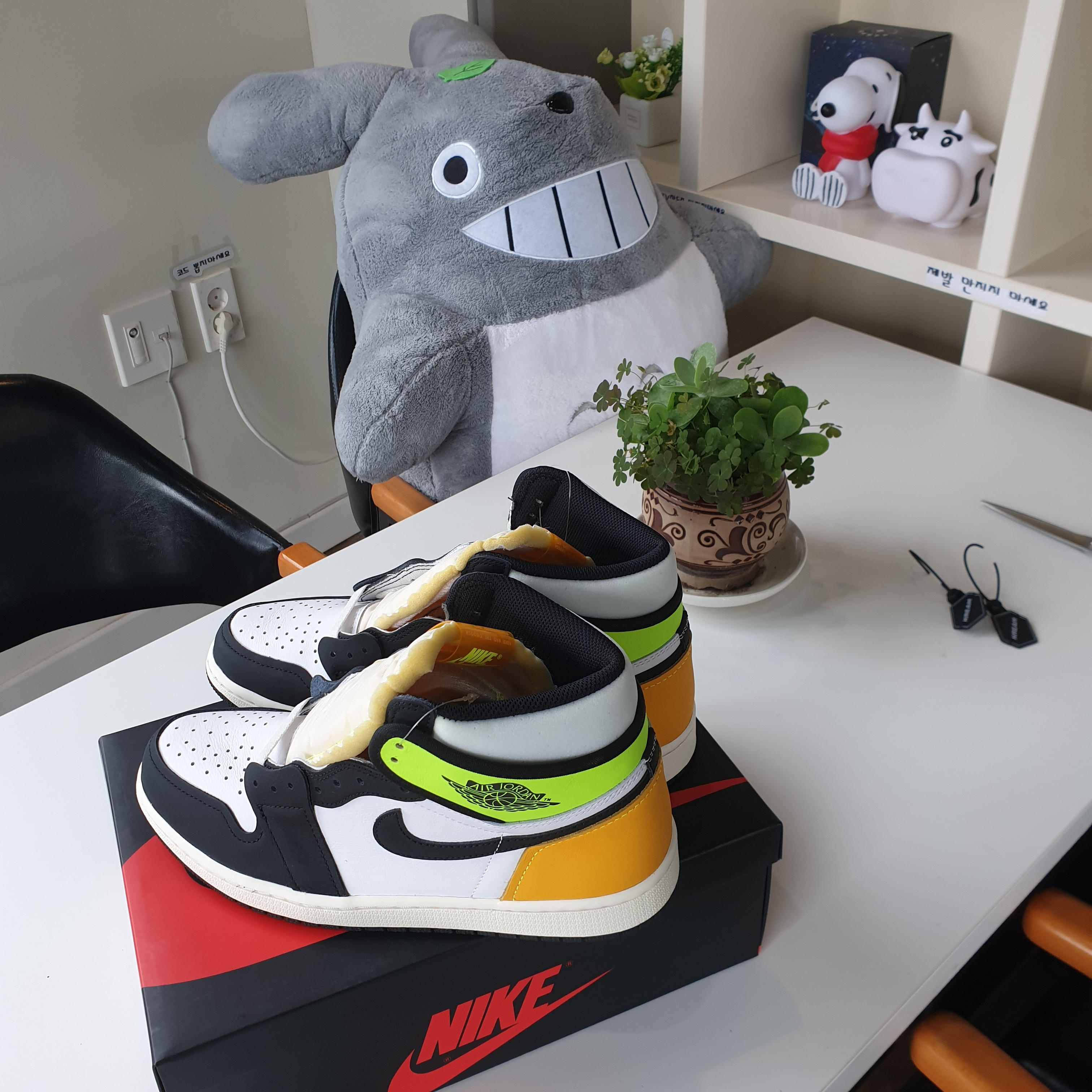 Jordan 1 Retro High OG Volt Gold 착용 스타일 - 4