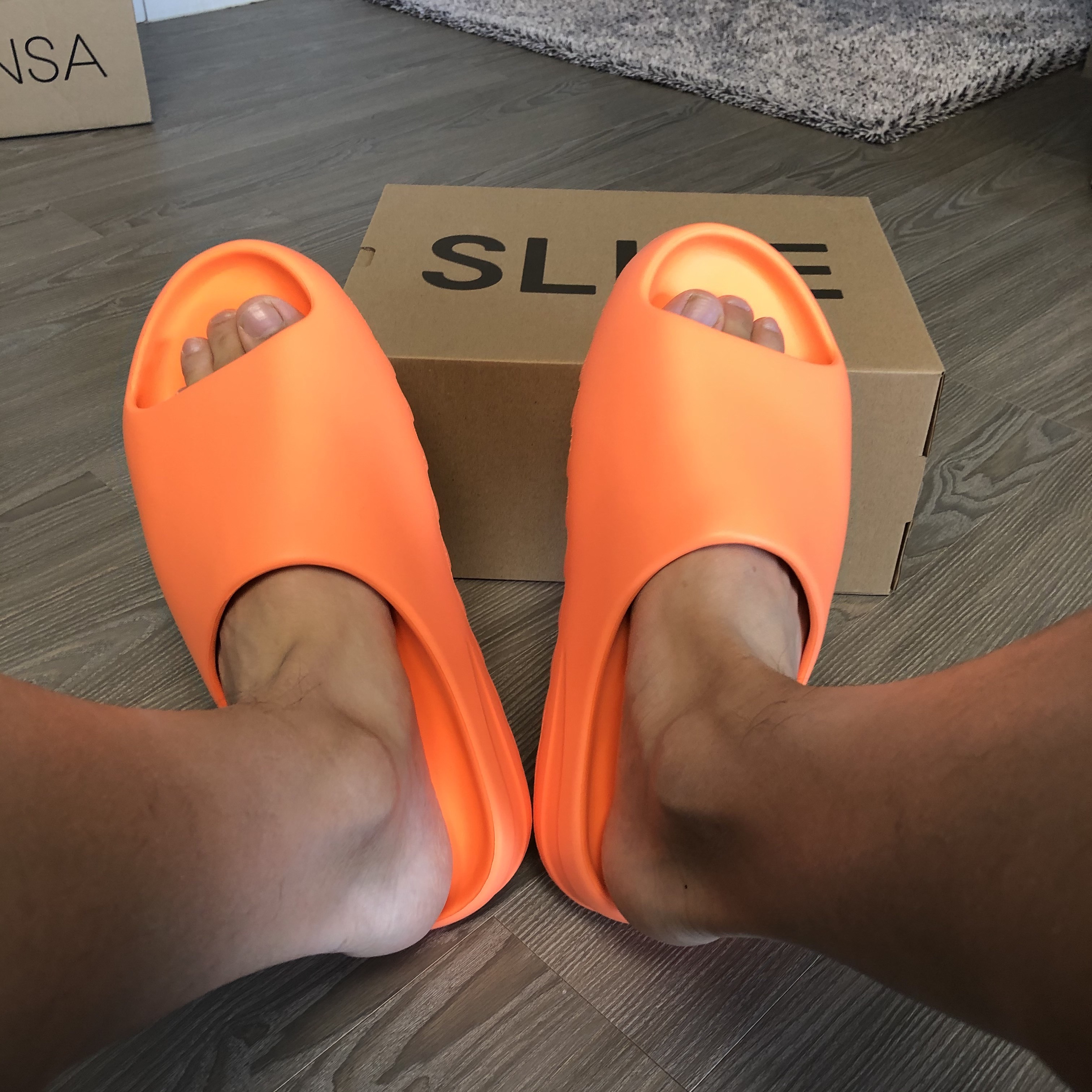 Adidas Yeezy Slide Enflame Orange 착용 스타일 - 1