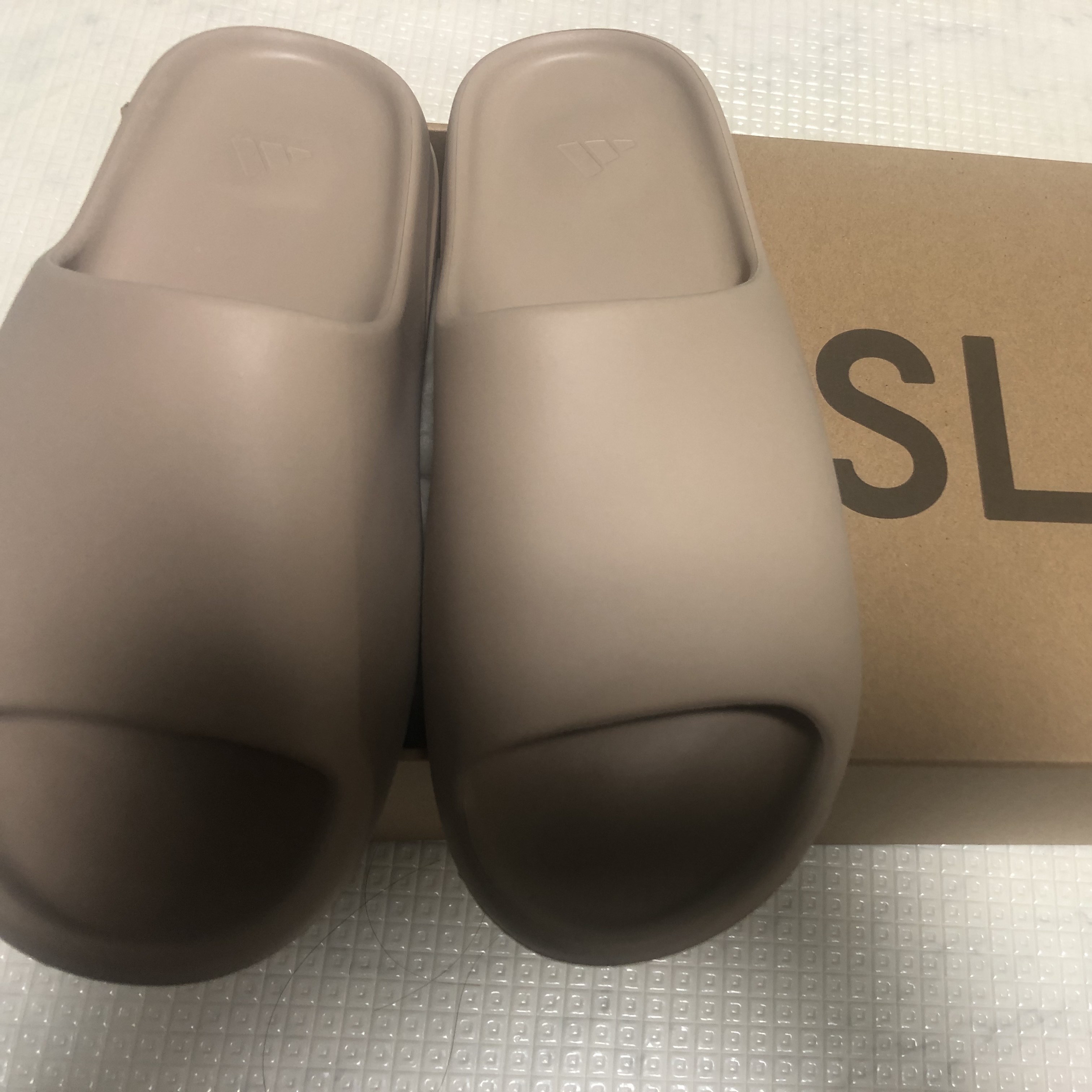 Adidas Yeezy Slide Pure 착용 스타일
