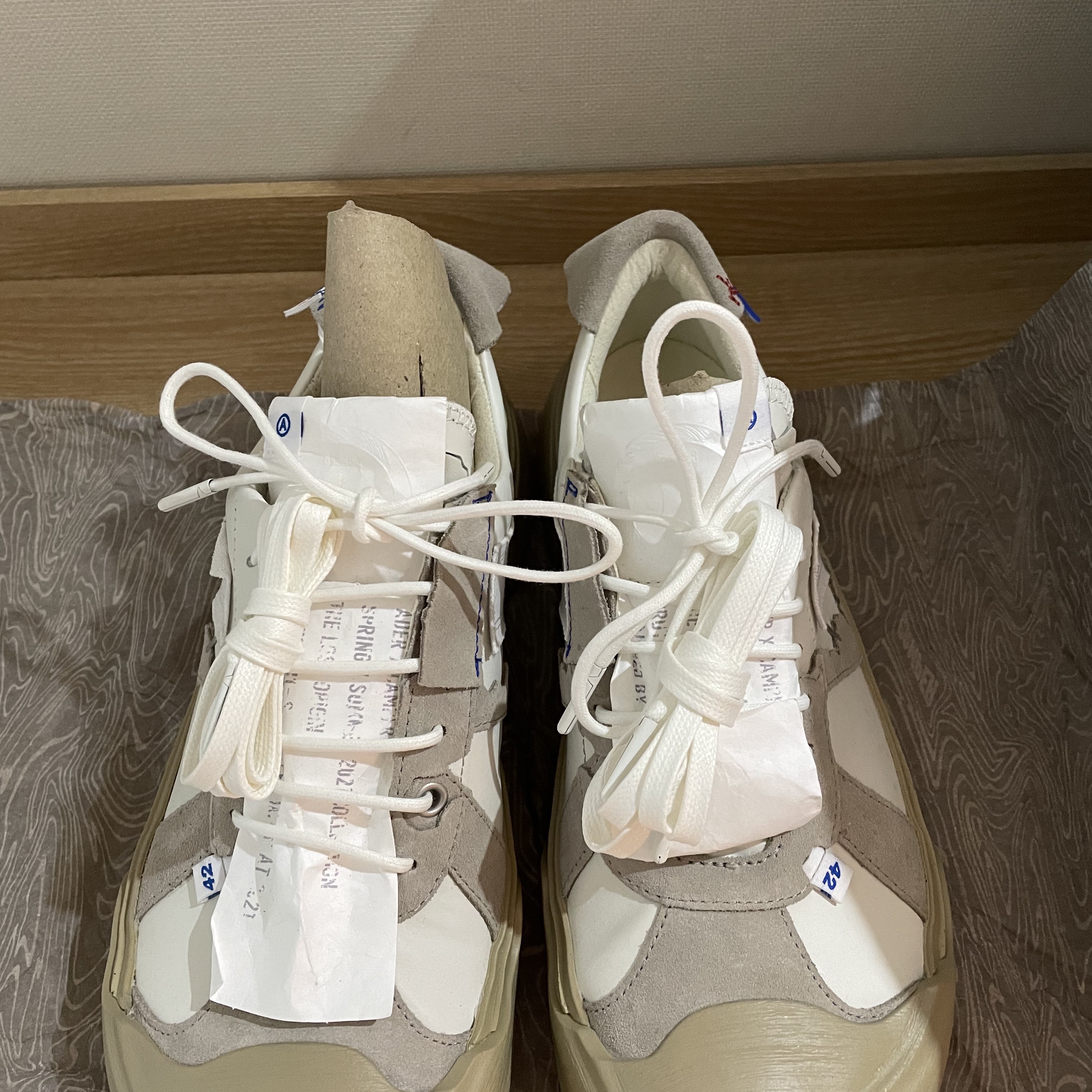 Camper x Ader Error Proto-240-S Cinder German Shoes 착용 스타일 - 3