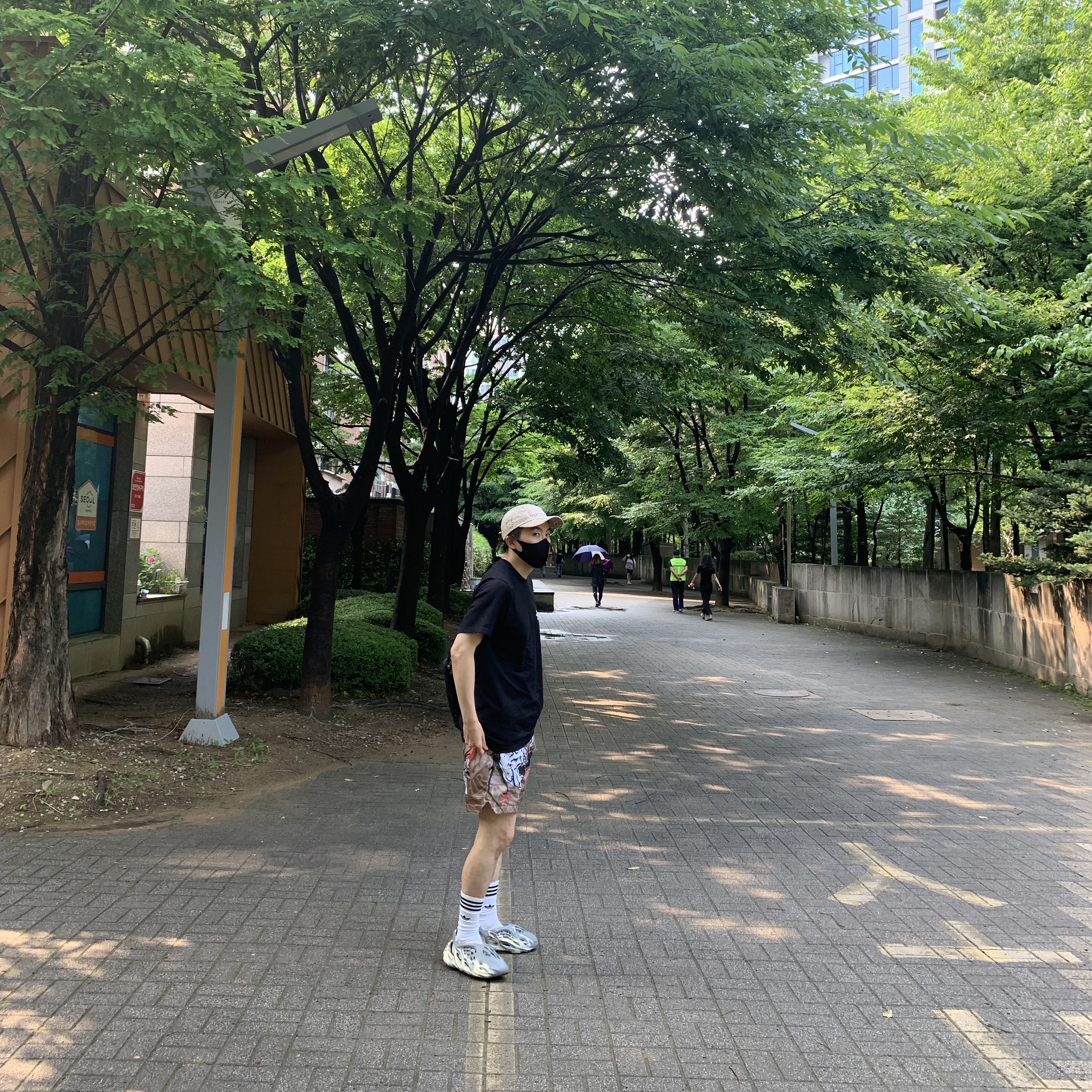 Supreme Bandana Camp Cap Tan - 21SS, Stussy Reflection T-Shirt Black 착용 스타일 - 2