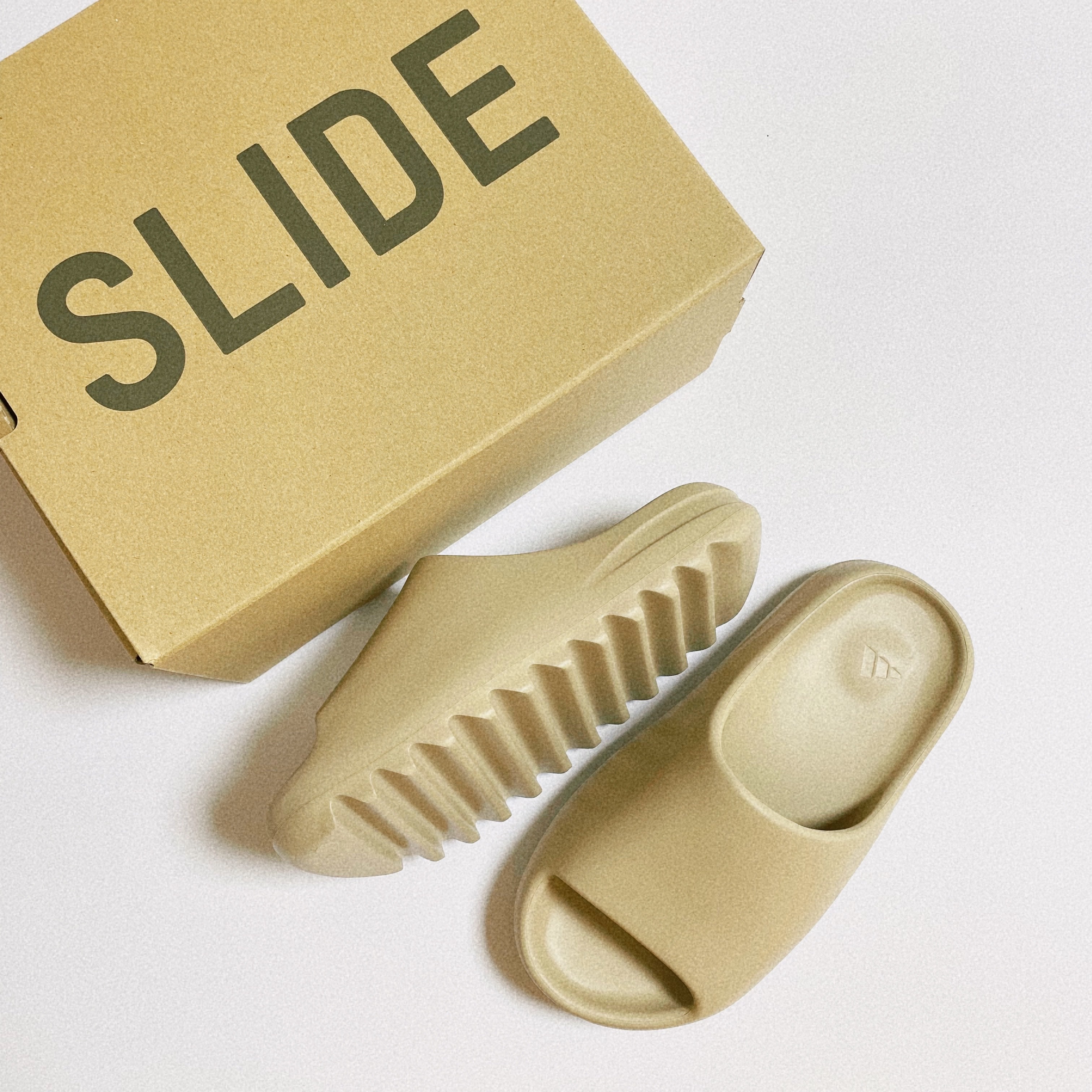Adidas Yeezy Slide Pure 착용 스타일 - 2