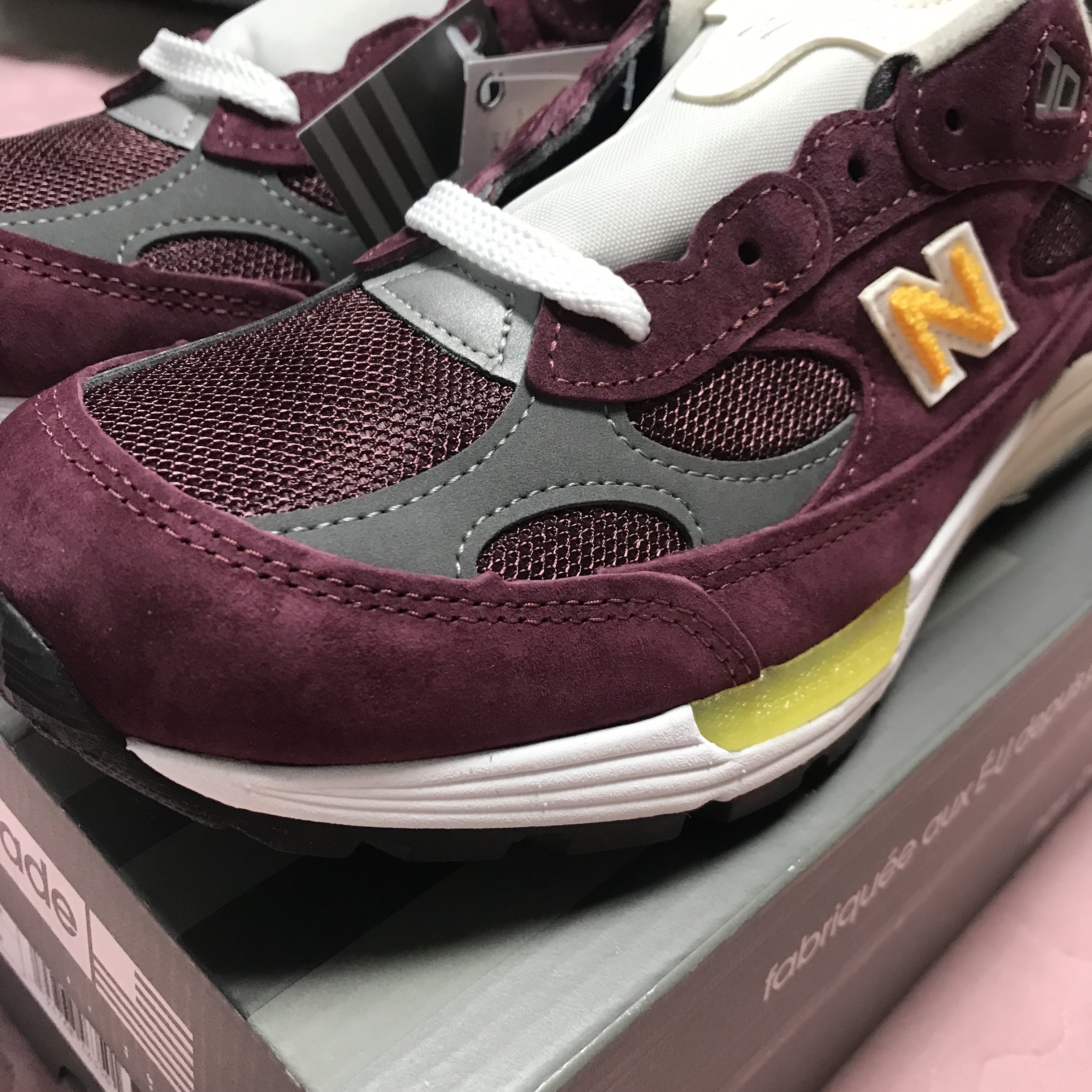 New Balance 992 Made in USA Burgundy Gold 착용 스타일 - 3