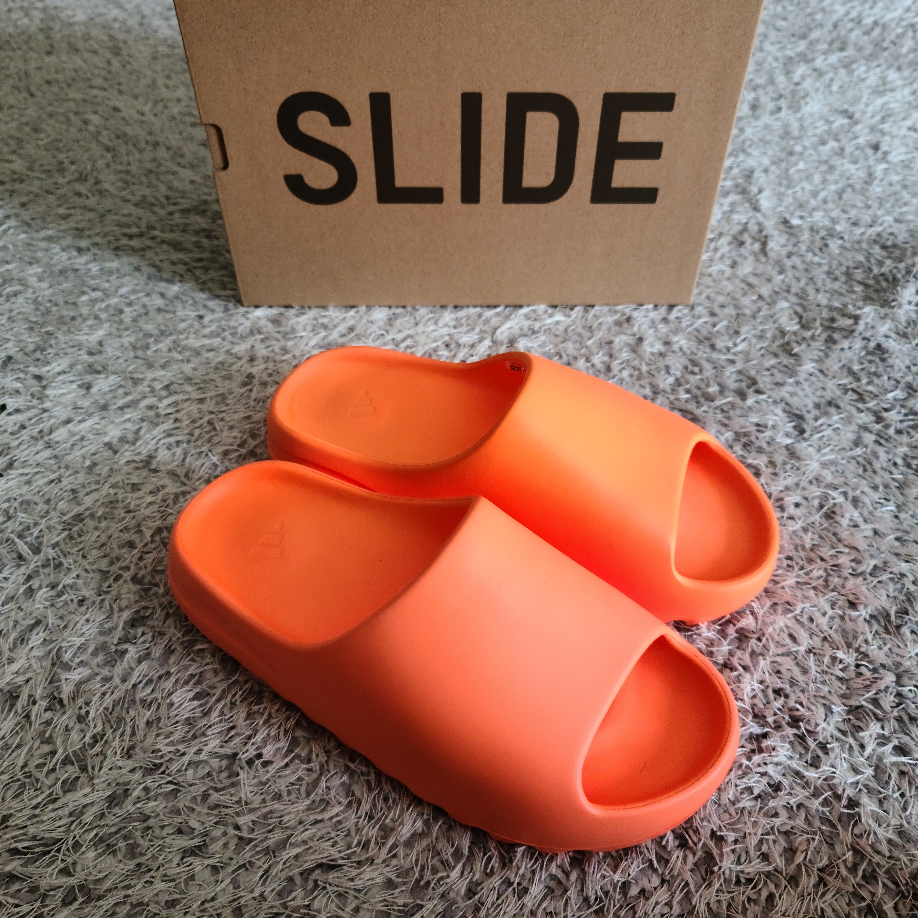 Adidas Yeezy Slide Enflame Orange 착용 스타일