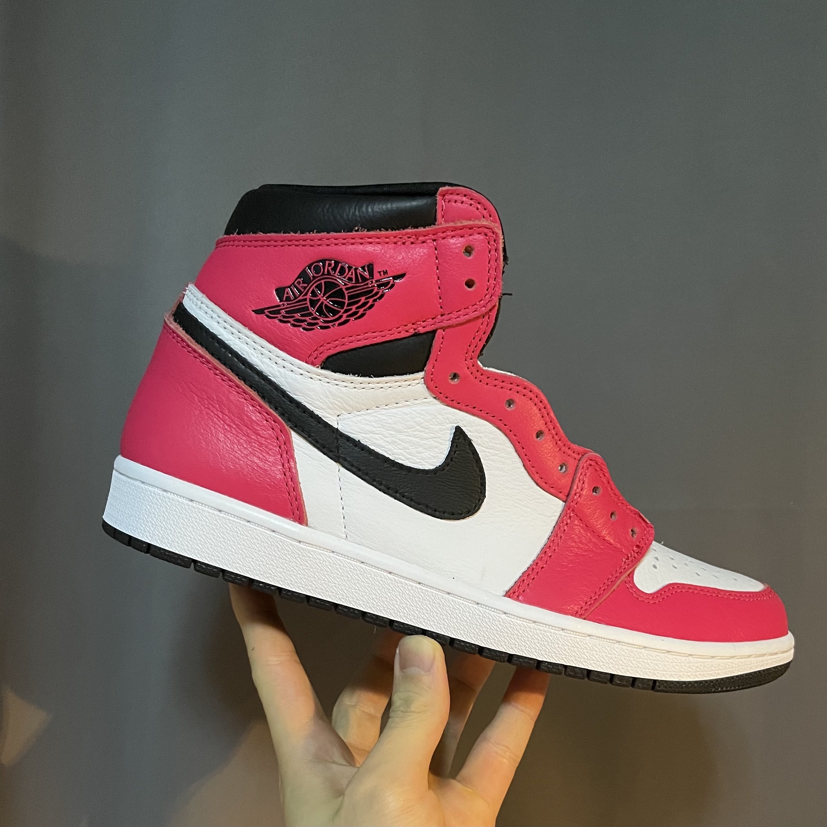 Jordan 1 Retro High OG Light Fusion Red 착용 스타일 - 2
