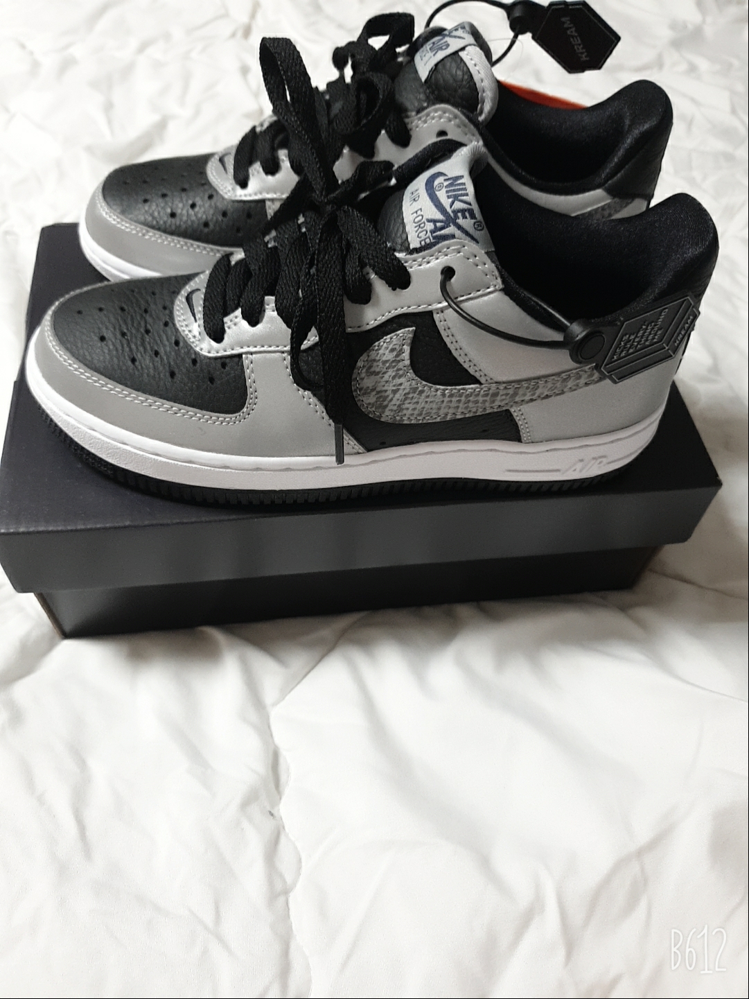 Nike Air Force 1 B Silver Snake 착용 스타일 - 2
