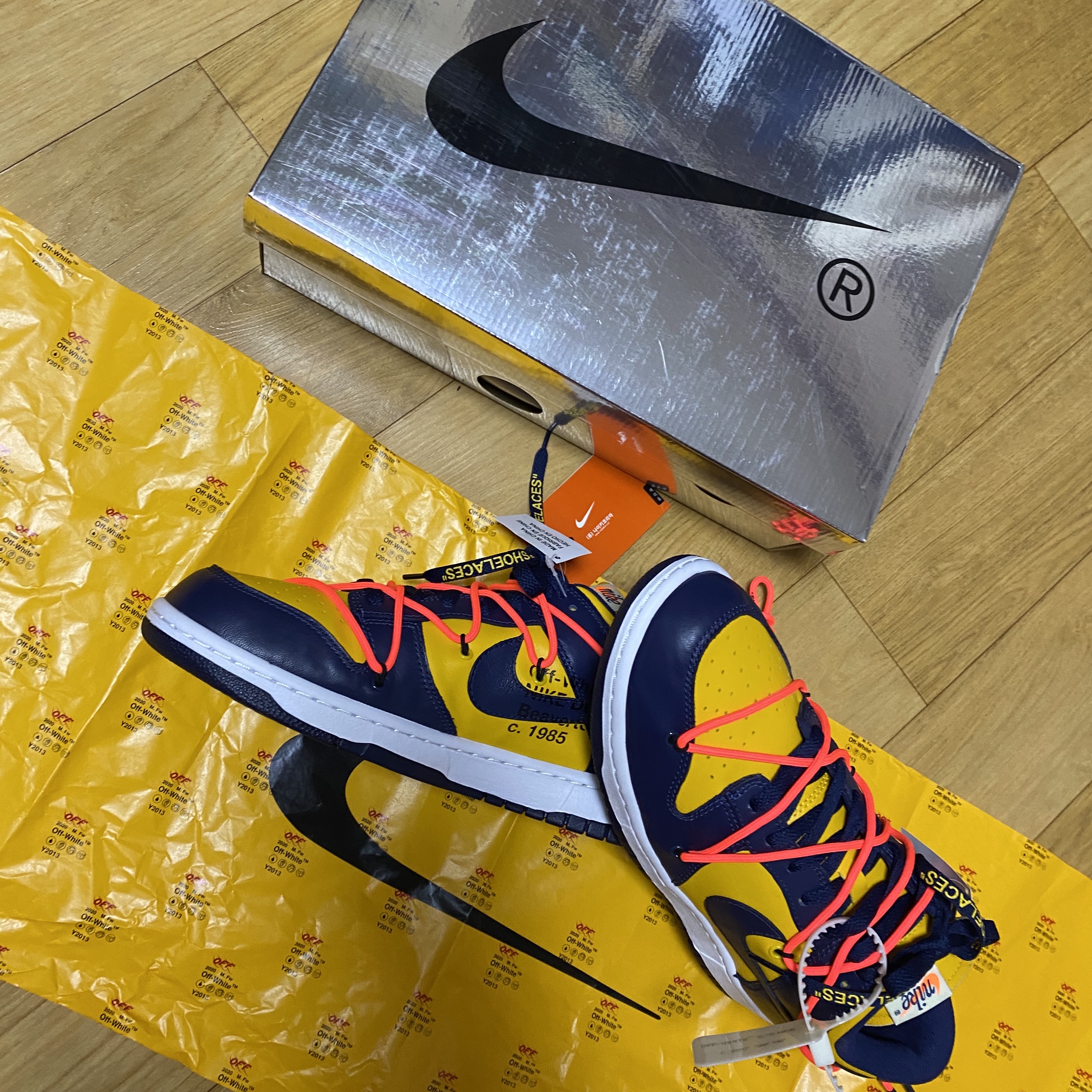 Nike x Off-White Dunk Low University Gold Midnight Navy 착용 스타일 - 1