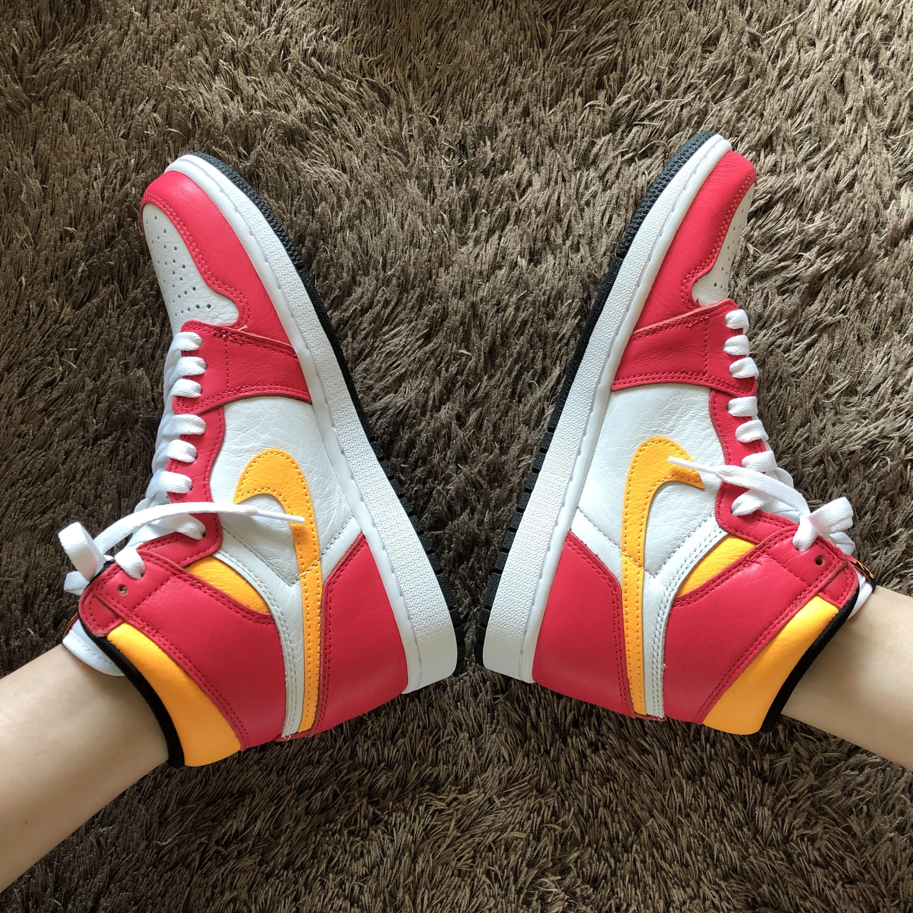 Jordan 1 Retro High OG Light Fusion Red 착용 스타일 - 1