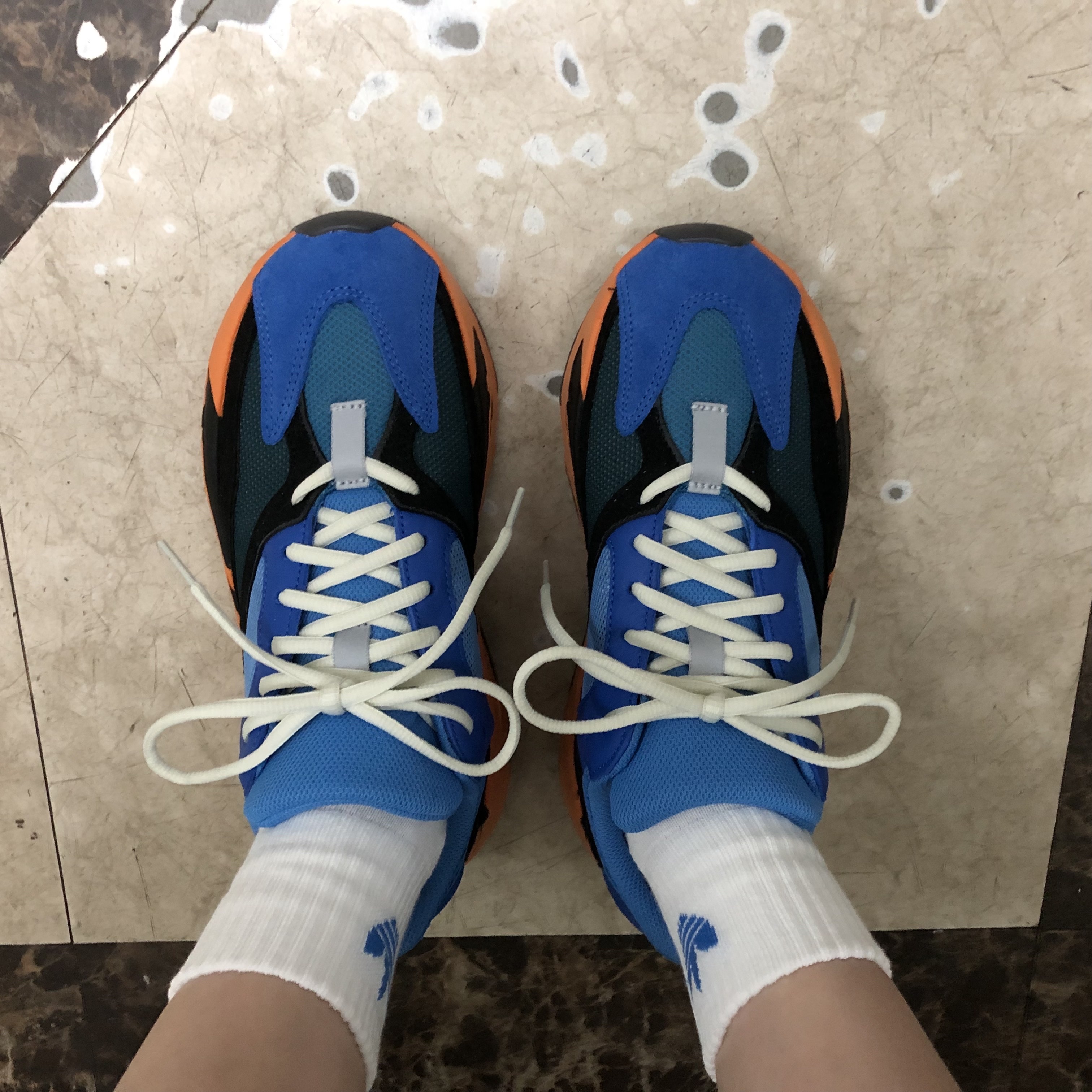 Adidas Yeezy Boost 700 Bright Blue 착용 스타일 - 2