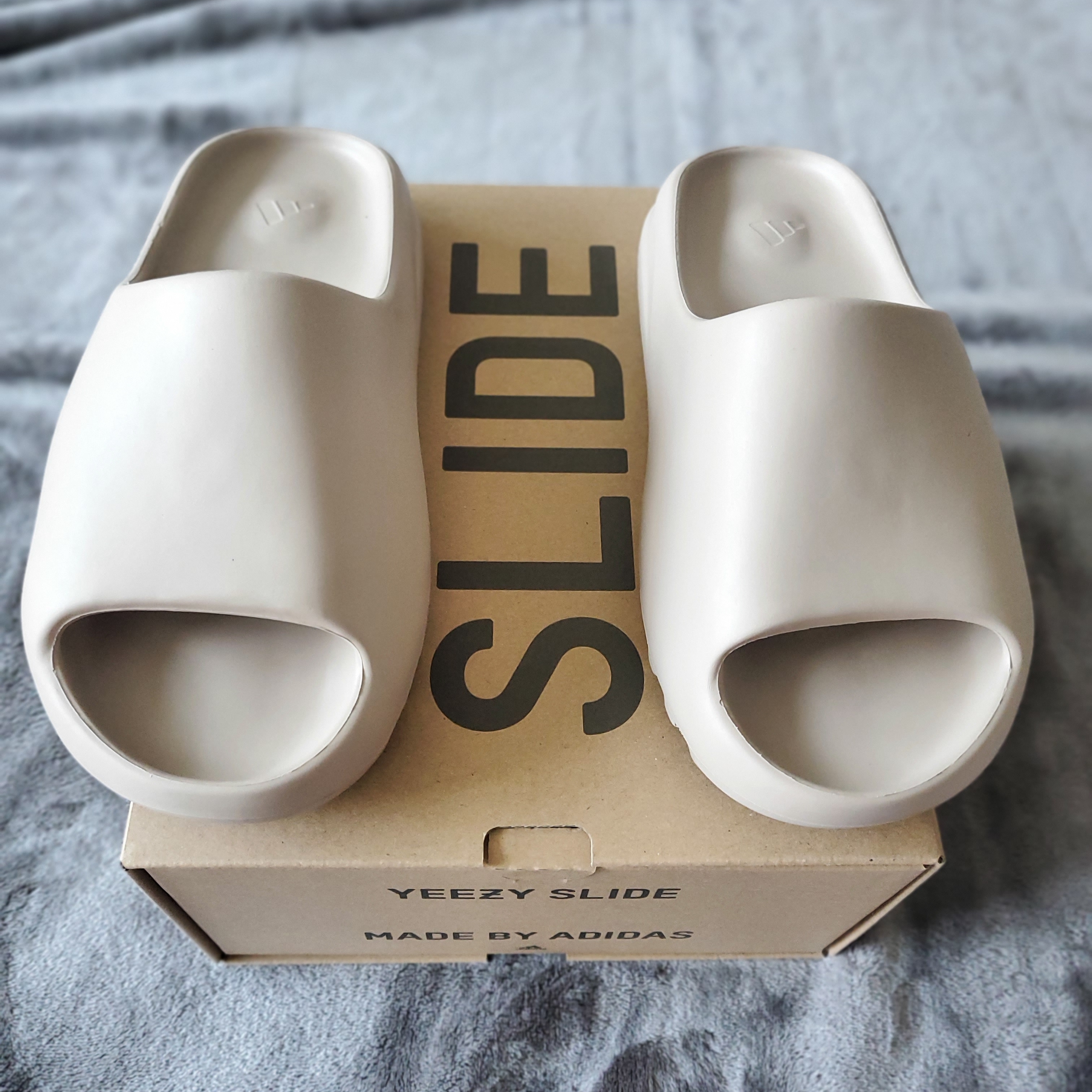 Adidas Yeezy Slide Pure 착용 스타일 - 1