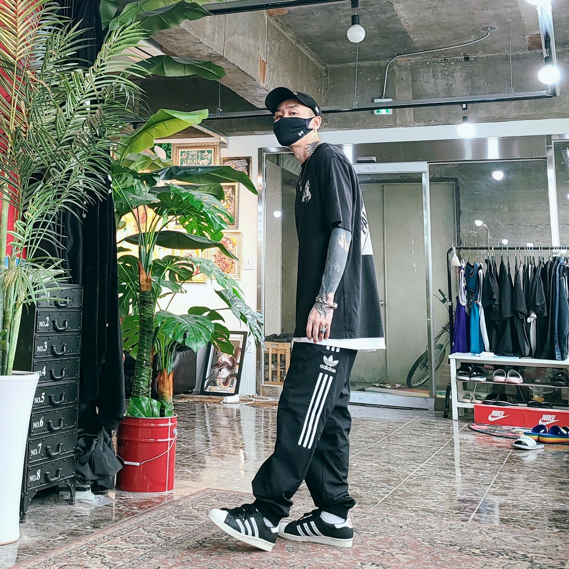 Palace U Figure T-Shirt Black - 19FW, Adidas x Human Made Superstar Black White 착용 스타일 - 2