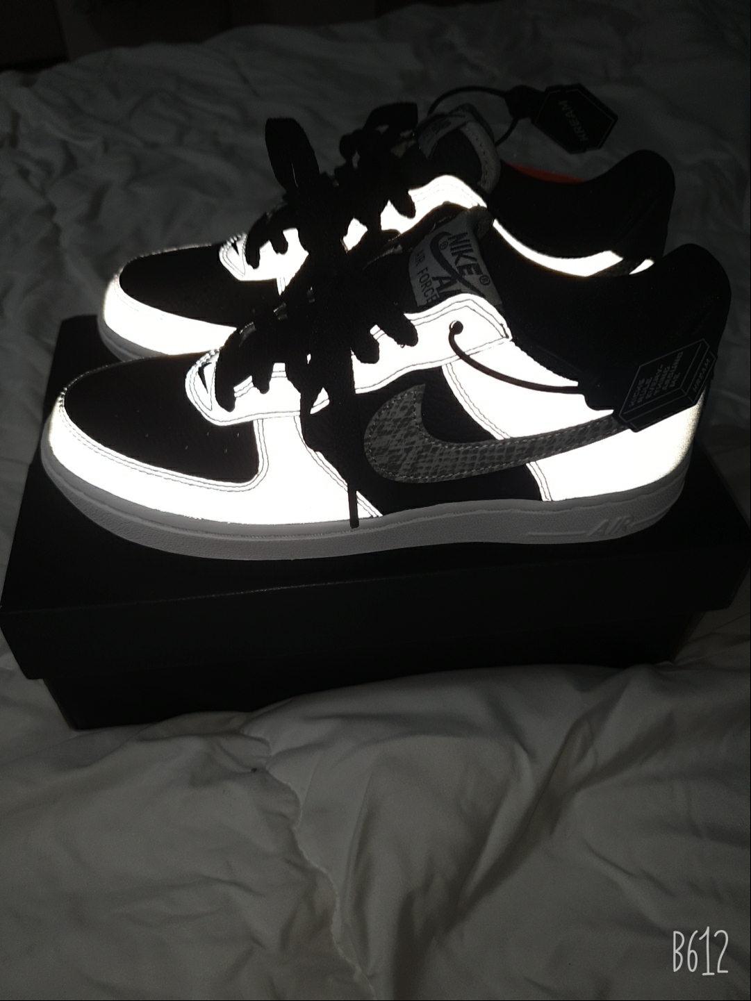 Nike Air Force 1 B Silver Snake 착용 스타일 - 1