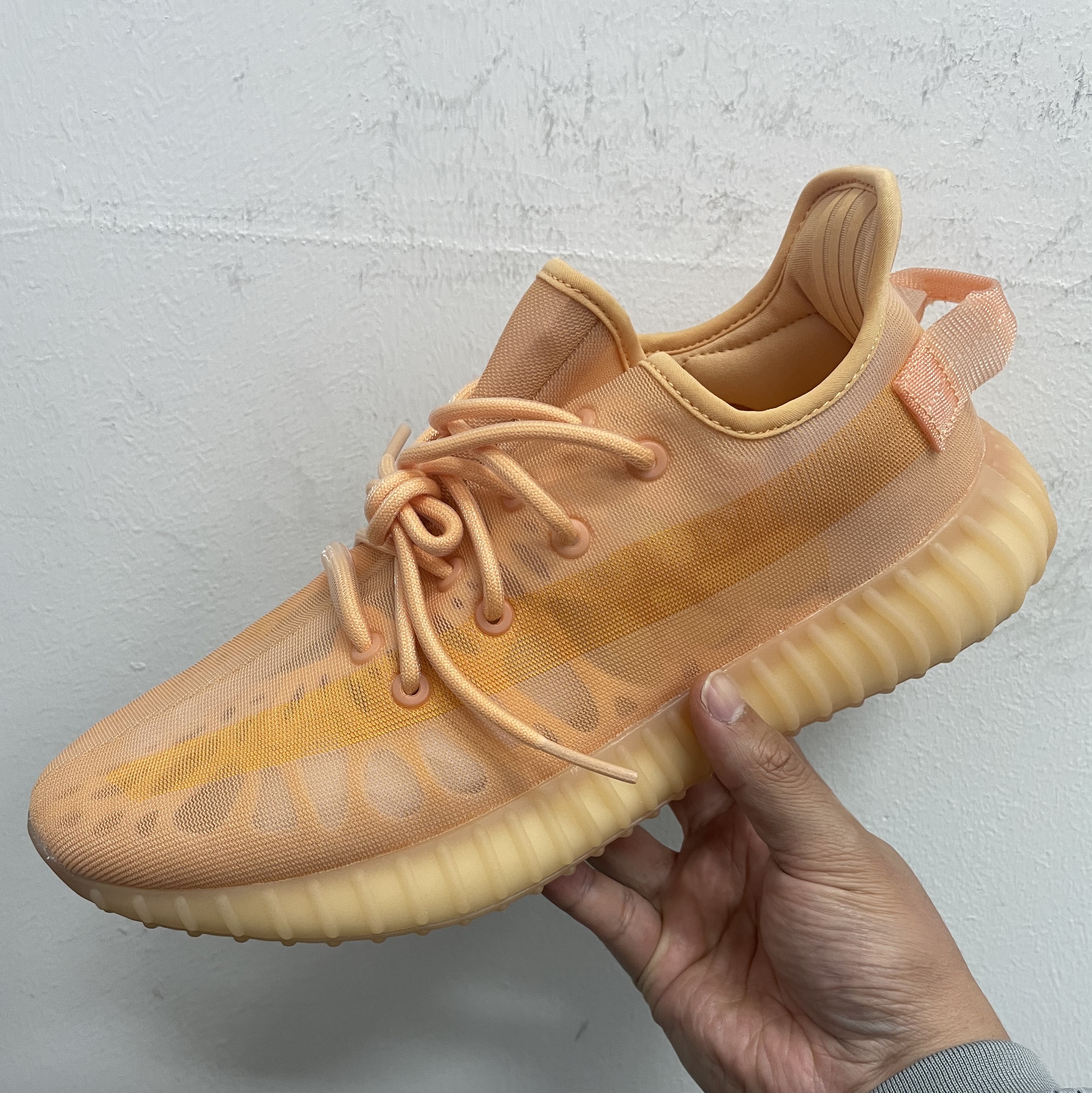 Adidas Yeezy Boost 350 V2 Mono Clay 착용 스타일
