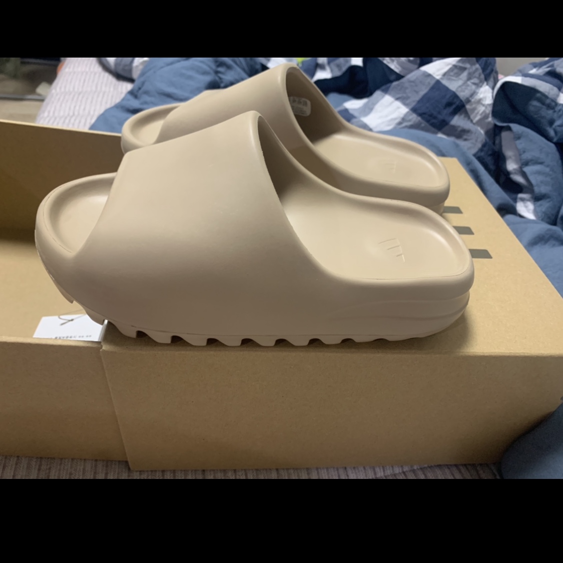 Adidas Yeezy Slide Pure 착용 스타일