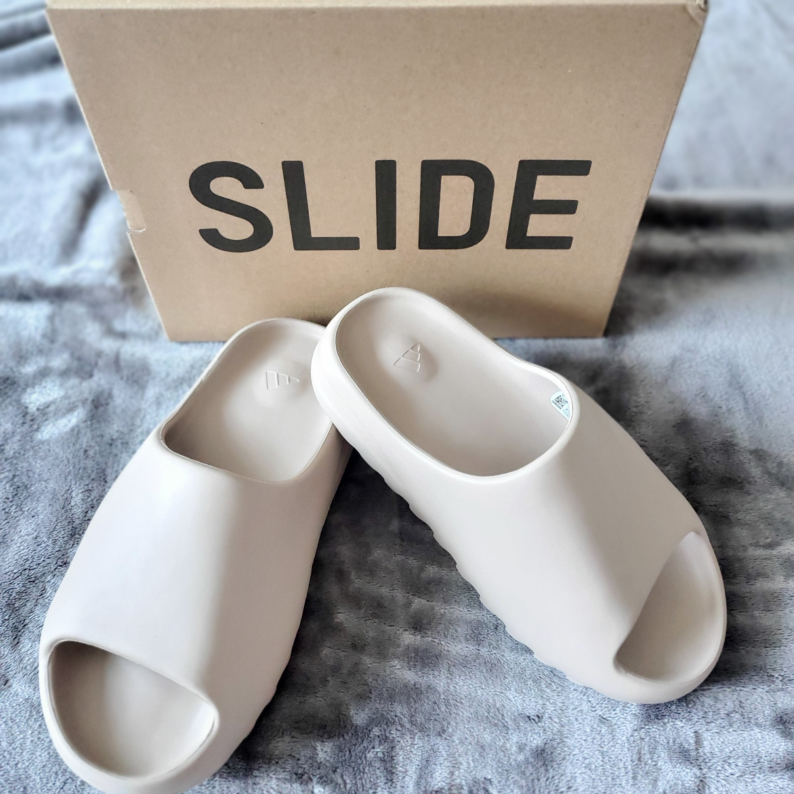 Adidas Yeezy Slide Pure 착용 스타일 - 2